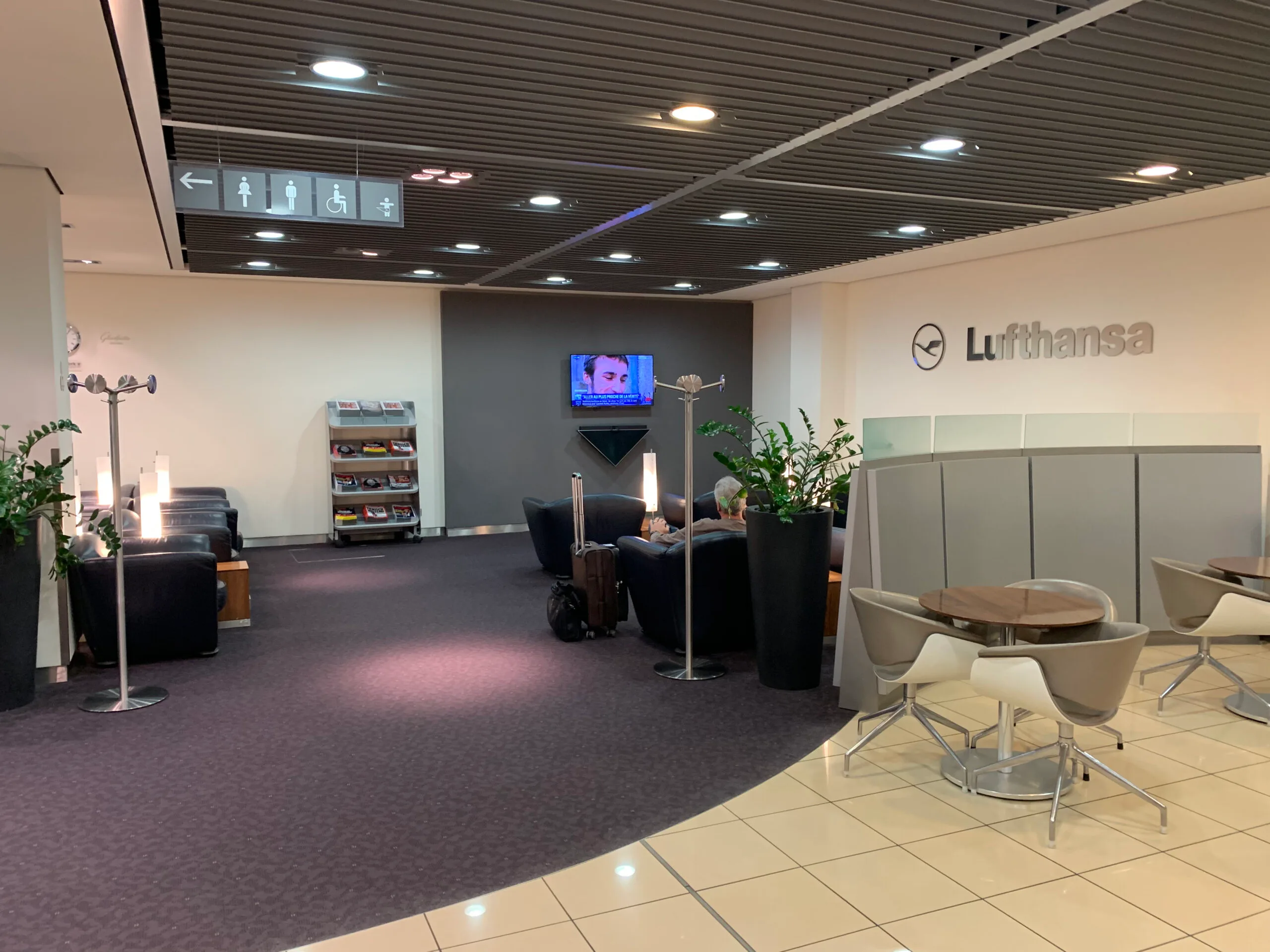 Lounge mit Sesseln und Pflanzen im Lufthansa Senator Lounge