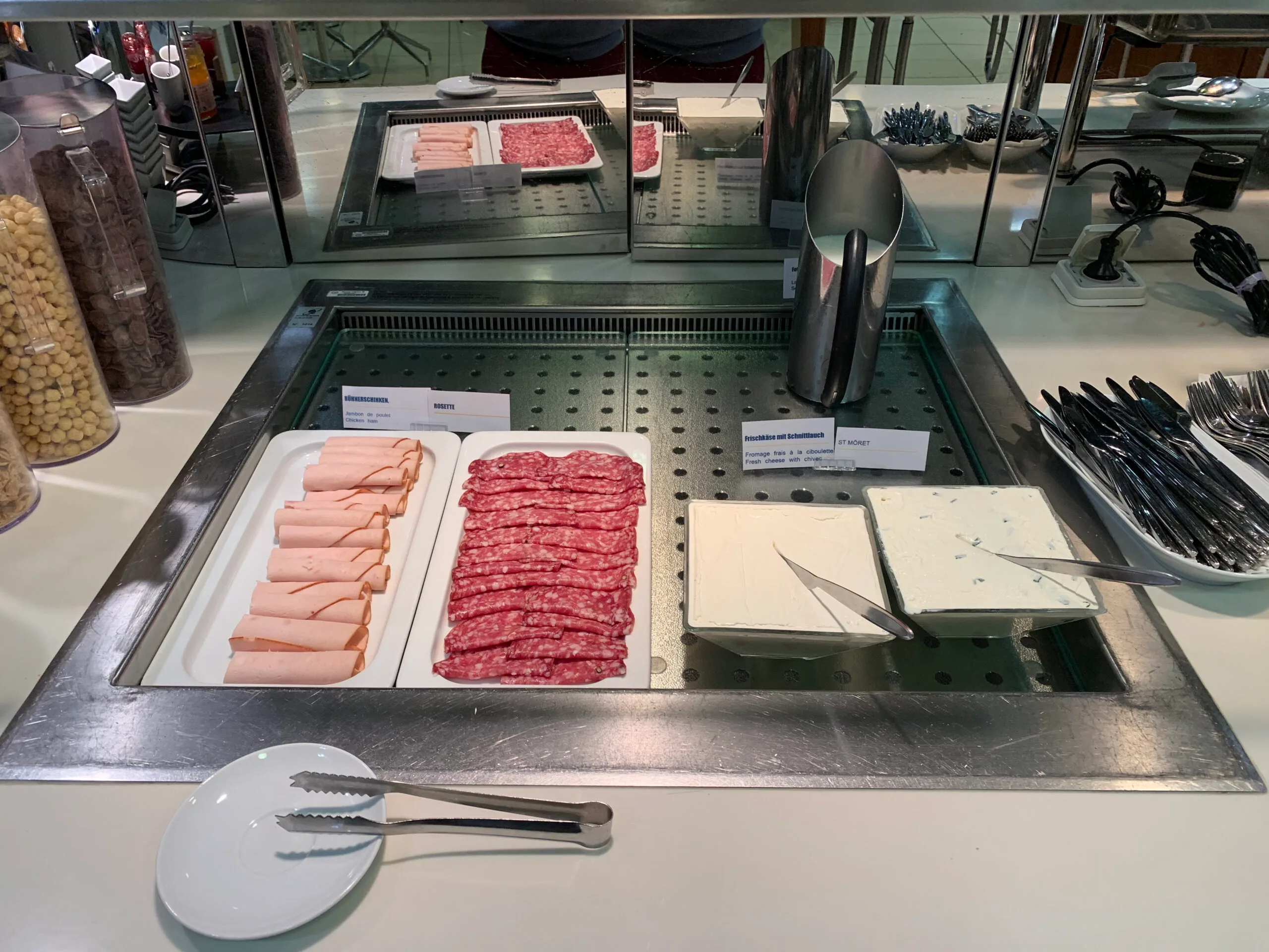 Lufthansa Senator Lounge mit Fleischwaren und Käse