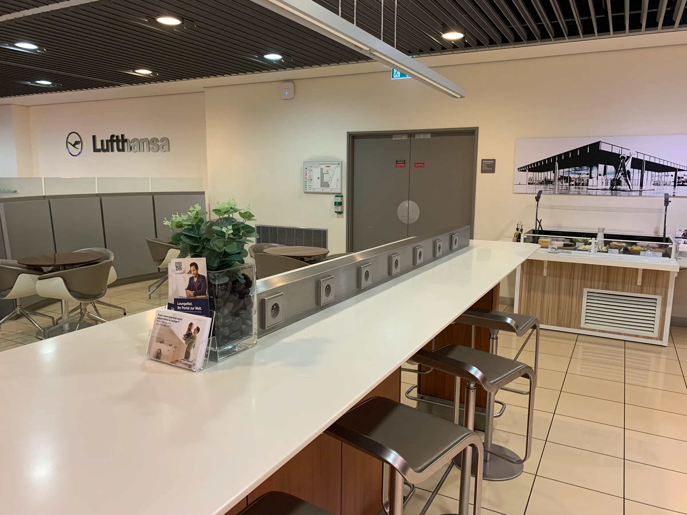 Lufthansa Senator Lounge mit Bar und Sitzgelegenheiten