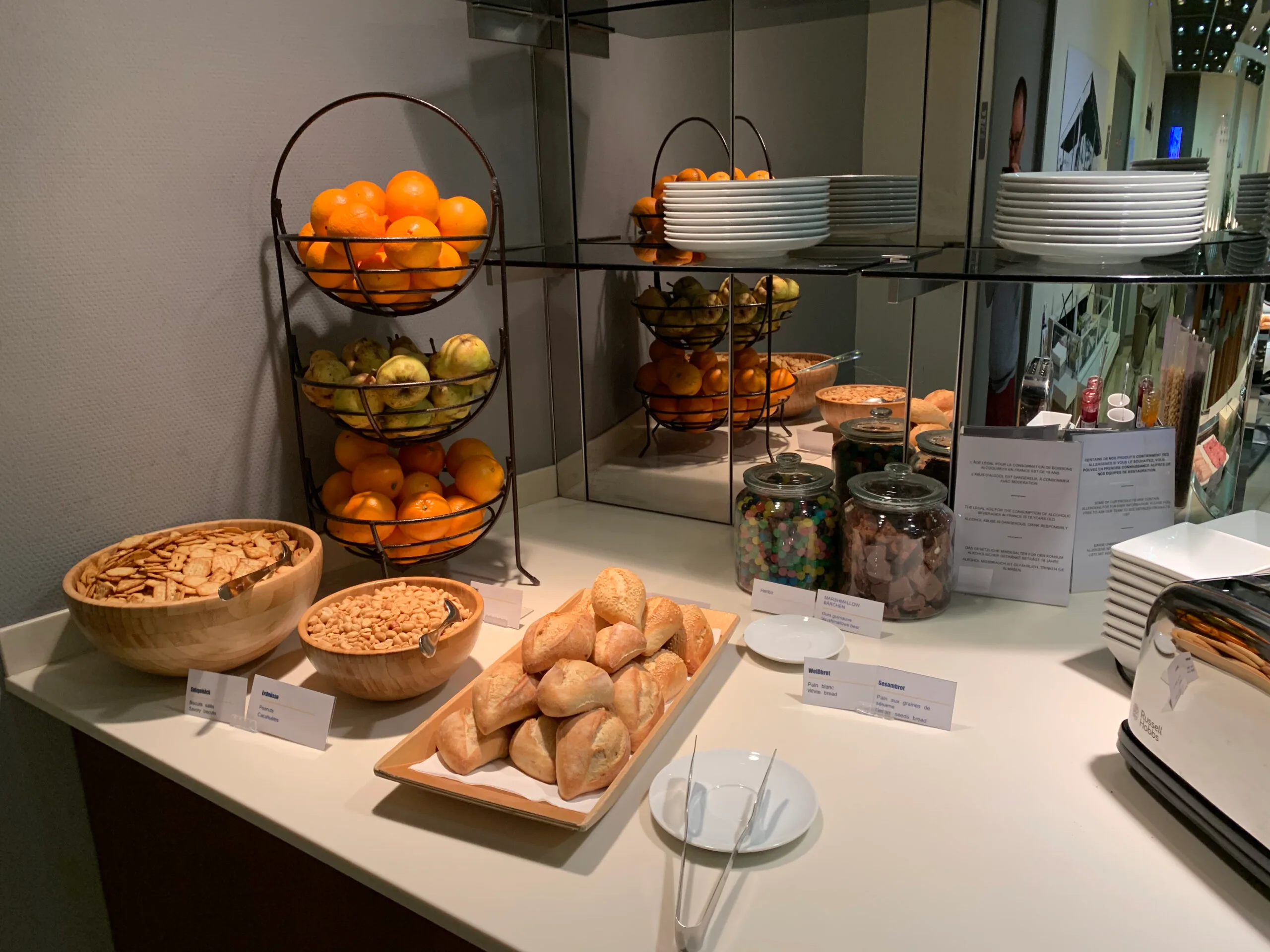 Frühstückstablett mit Orangen, Brot und Nüssen