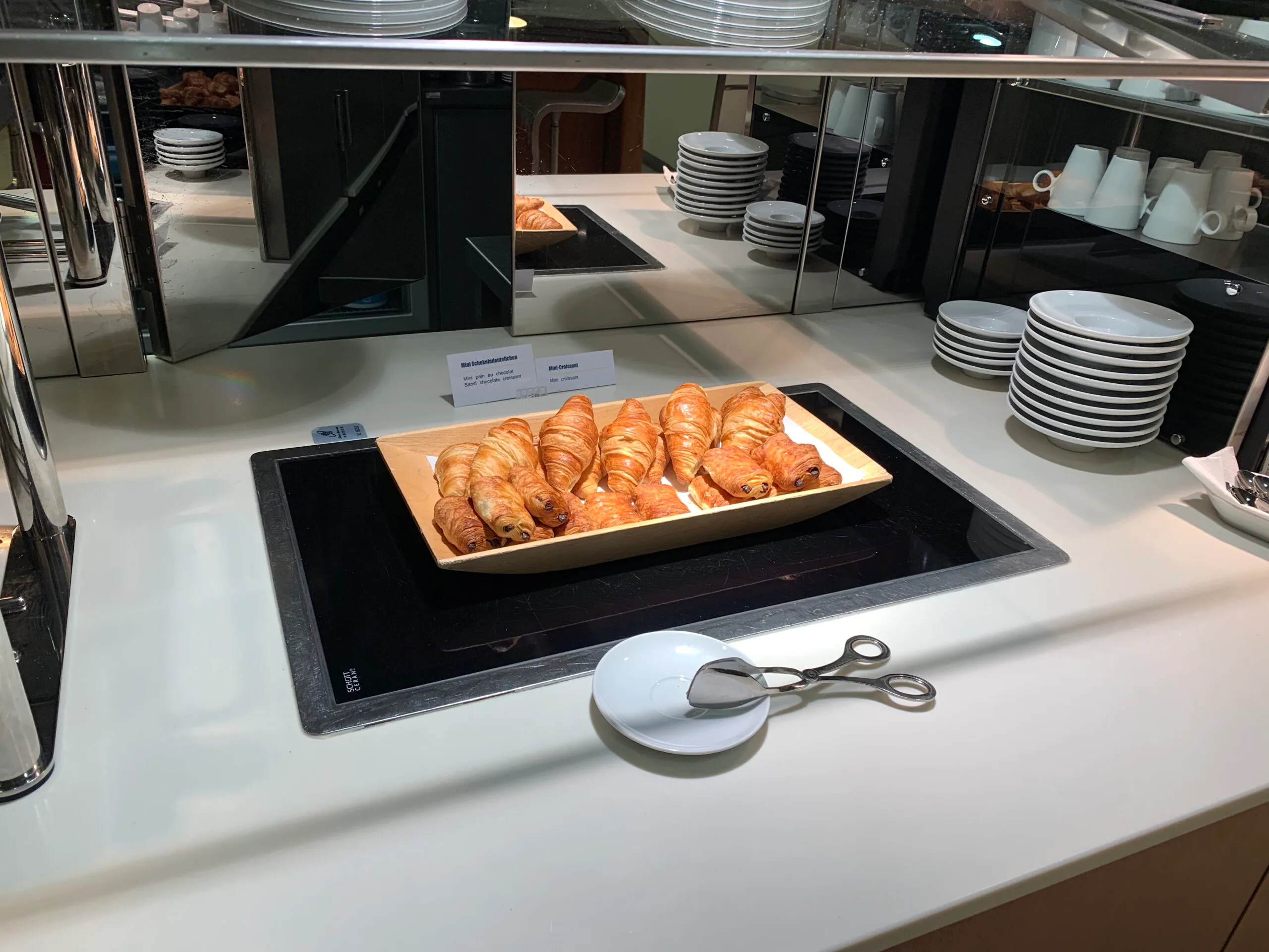 Croissants auf Tablett im Lufthansa Senator Lounge