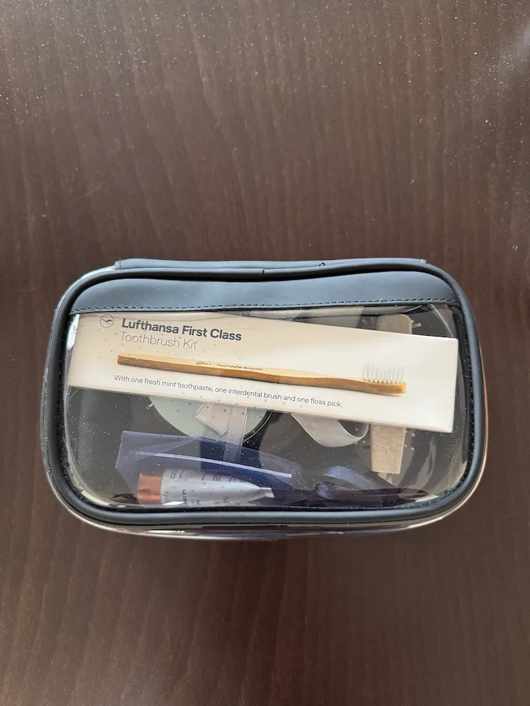 Lufthansa First Class Amenity Kit (Porsche Design for men, schwarz)