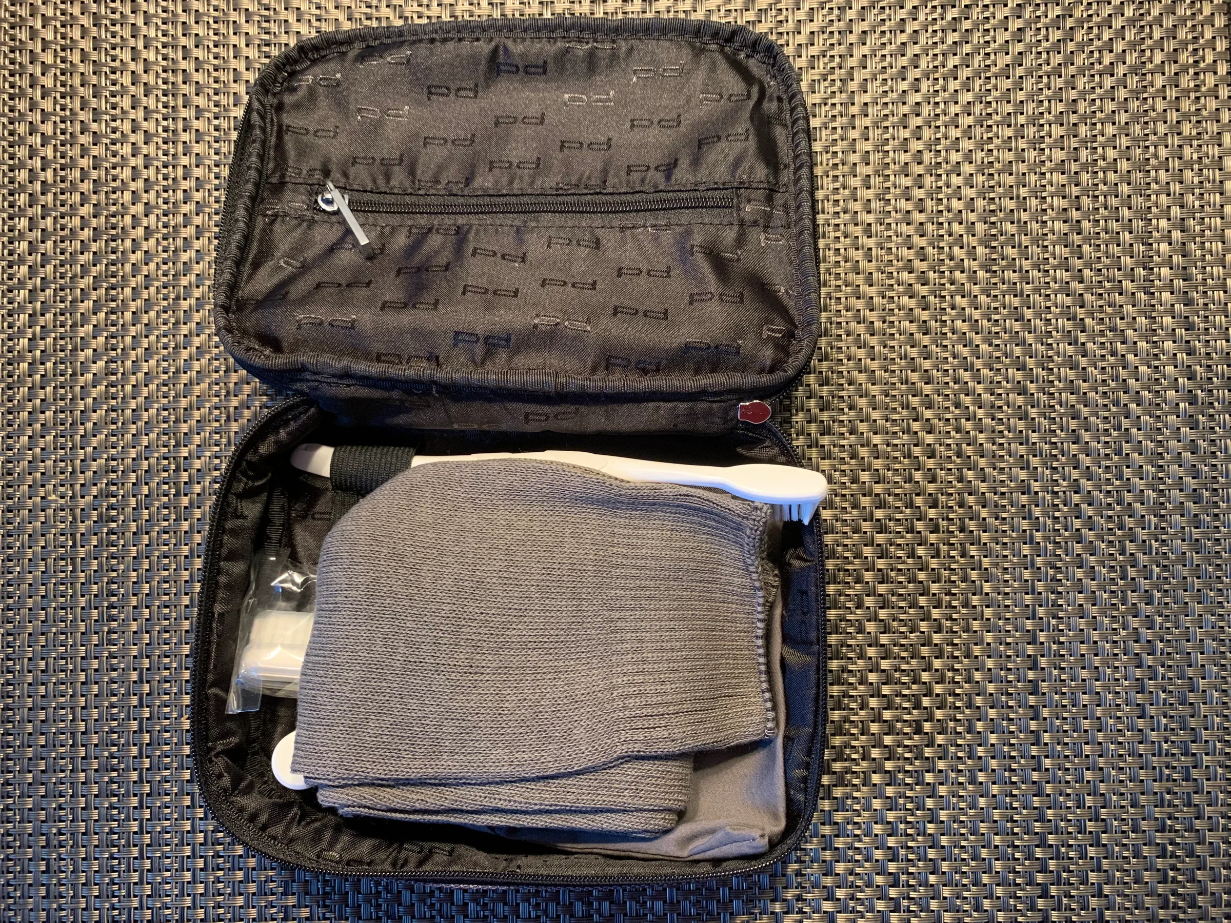 Offene Lufthansa First Class Amenity Kit von Porsche Design