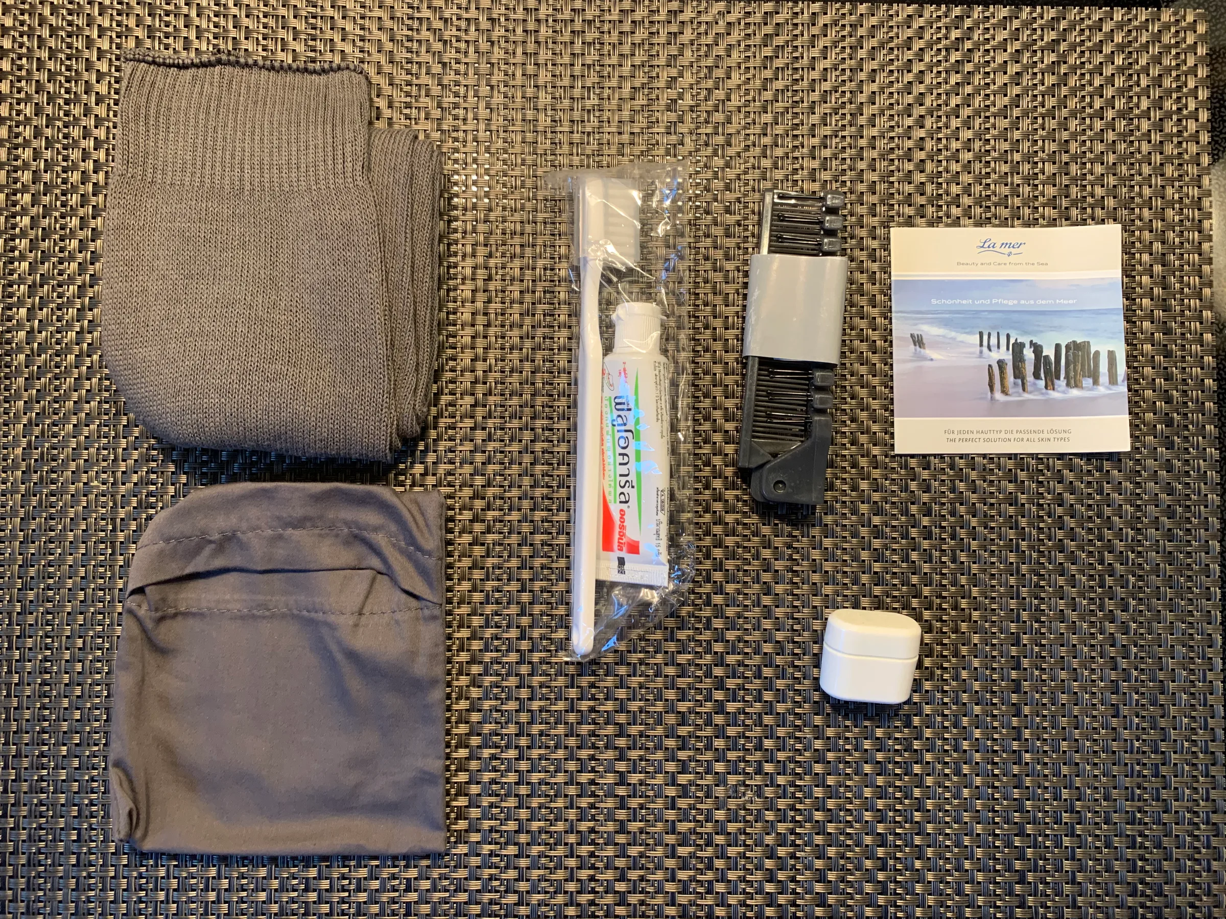 Lufthansa First Class Amenity Kit mit Tasche, Zahnbürste, Zahnpasta, Kopfhörer und Broschüre