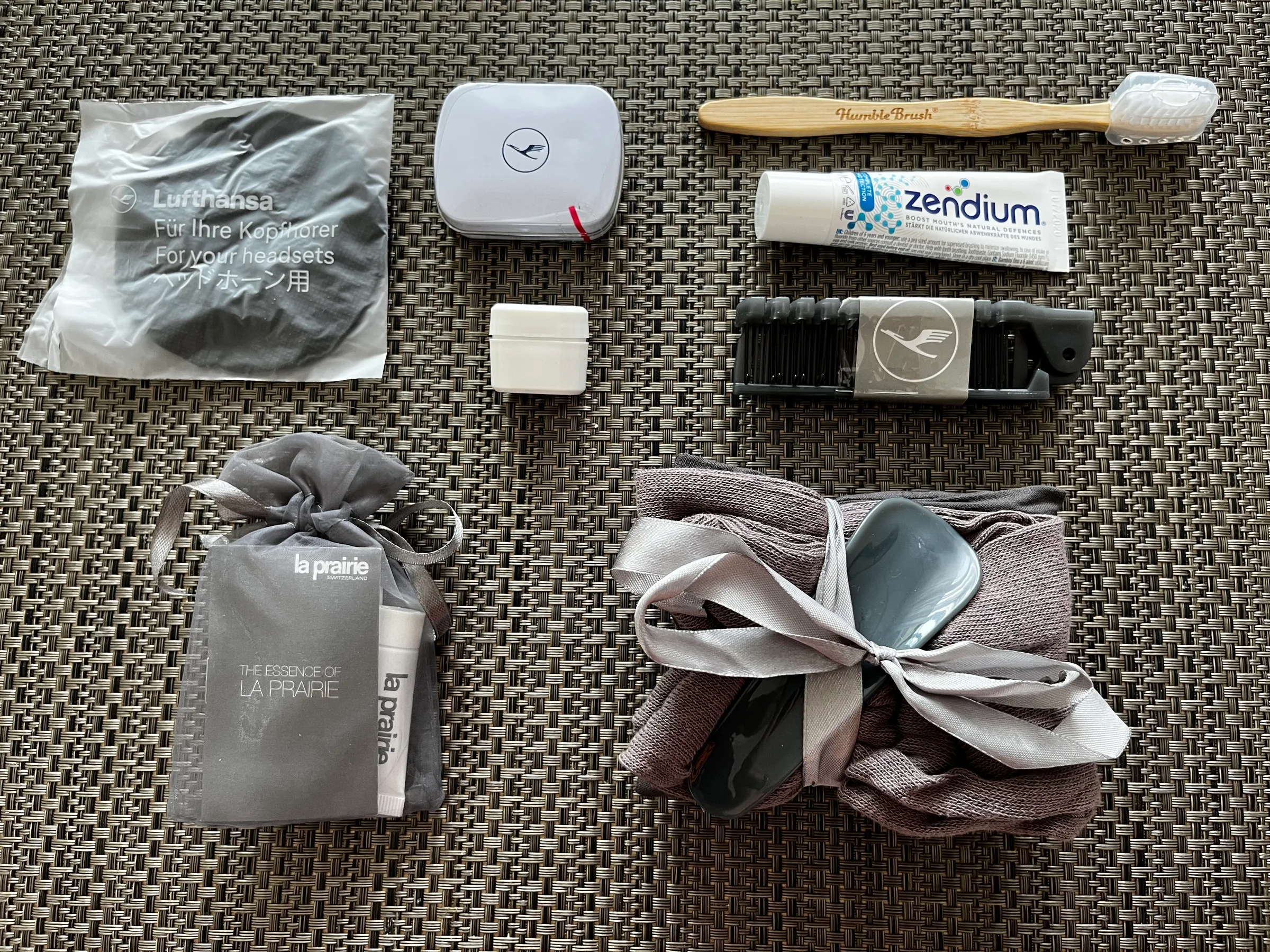 Alle Utensilien des Kits ausgelegt — inklusive la prairie Cremes
