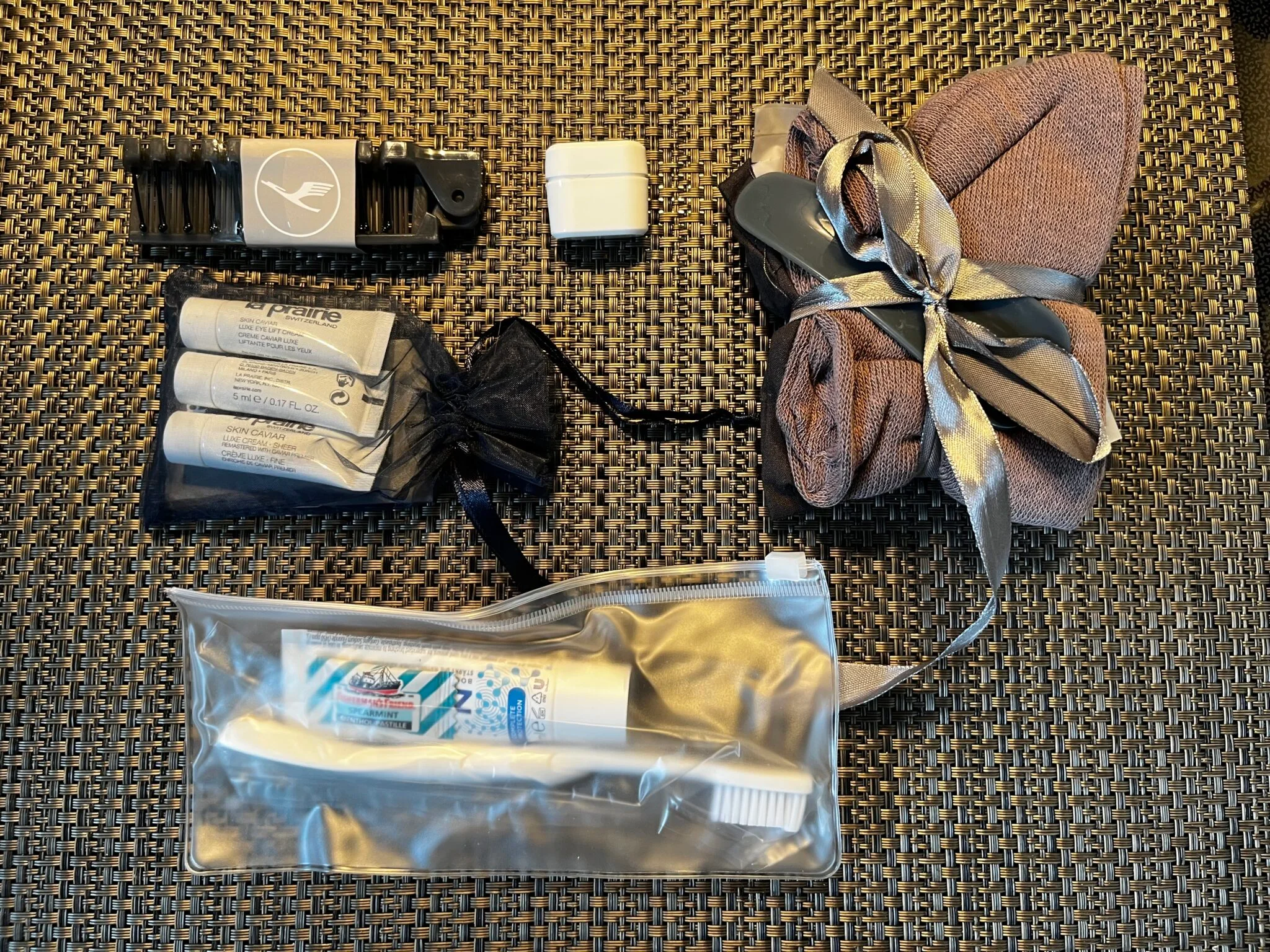 Lufthansa First Class Amenity Kit mit Zahnbürste, Schuhbeutel und Kosmetiktüten
