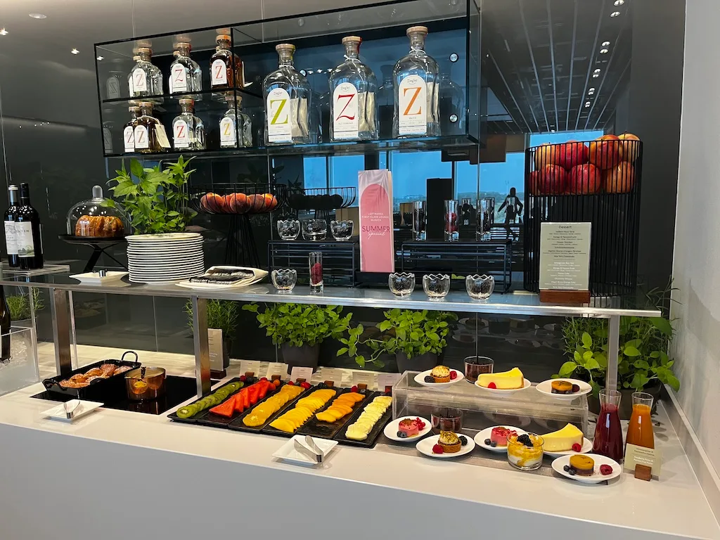 Lufthansa First Class Lounge München mit Obst und Getränken