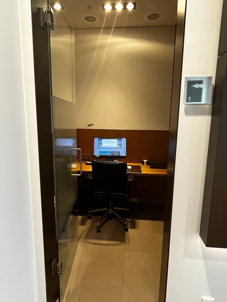 Einzelne Arbeitsstation im Flughafenlounge mit Monitor und Stuhl