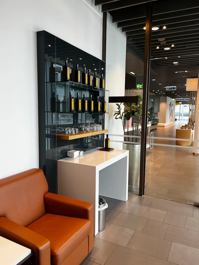 Winebar mit Flaschenregal und Sitzmöbeln im First Class Lounge München