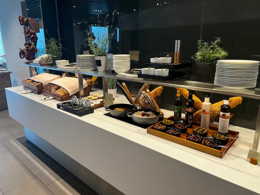 Loungebuffet mit verschiedenen Speisen und Getränken