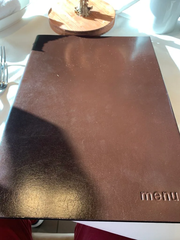 Ledercover mit Schatten auf dem Tisch
