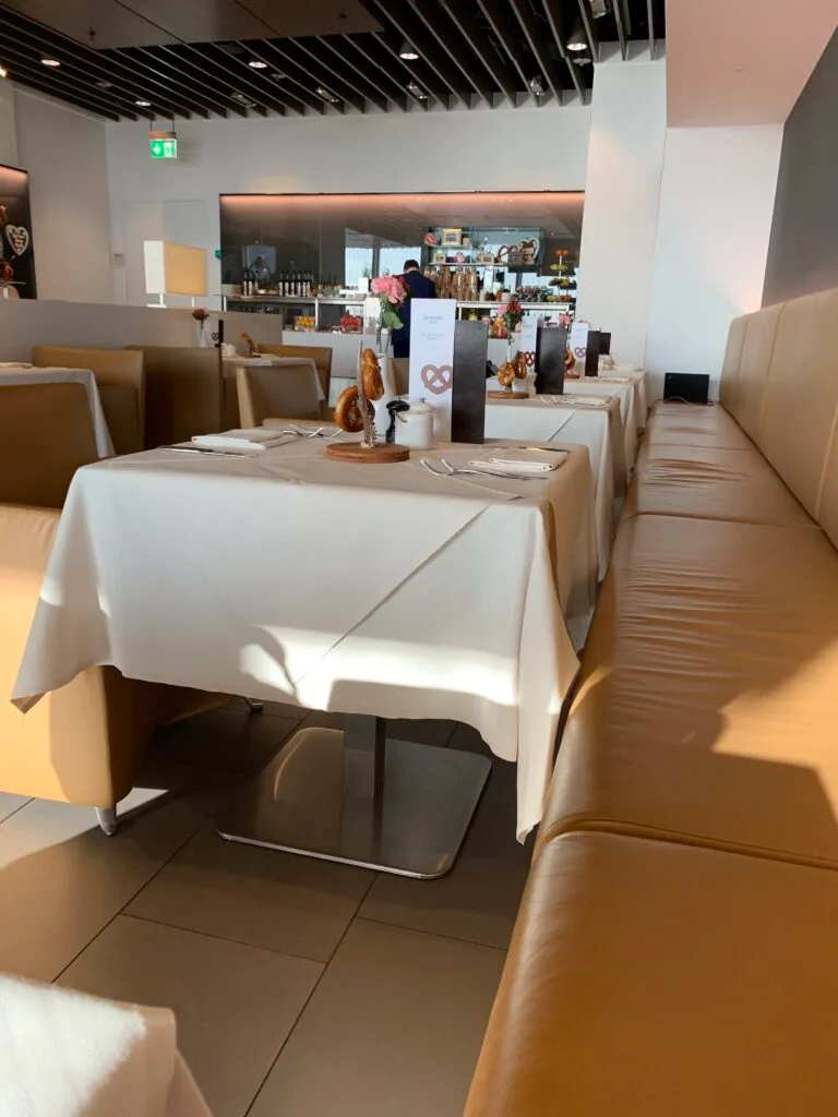 Lounge mit Tischen und Sitzgelegenheiten