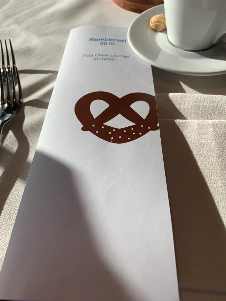 Menüblatt mit Brezel-Symbol in der First Class Lounge München