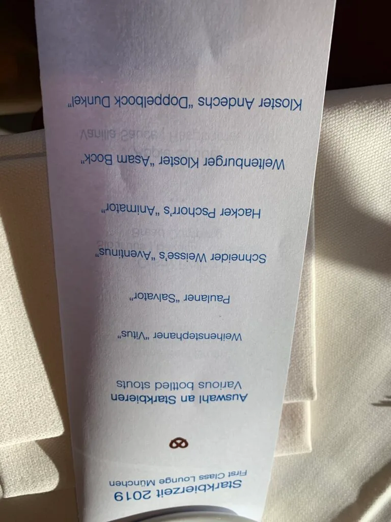 Lounge Menü mit verschiedenen Biersorten aufgeführt