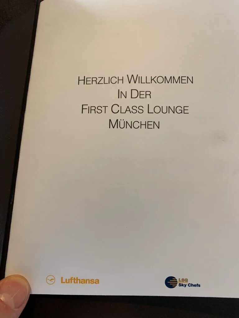 Willkommensschild für die First Class Lounge München