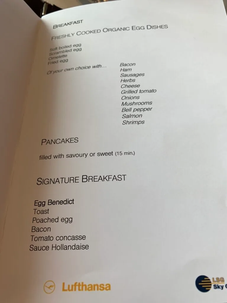 Frühstücksmenü mit Eiergerichten und Pfannkuchen