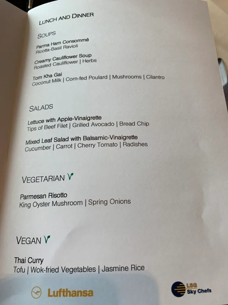 Lufthansa First Class Menü mit Suppen, Salaten und vegetarischen Optionen