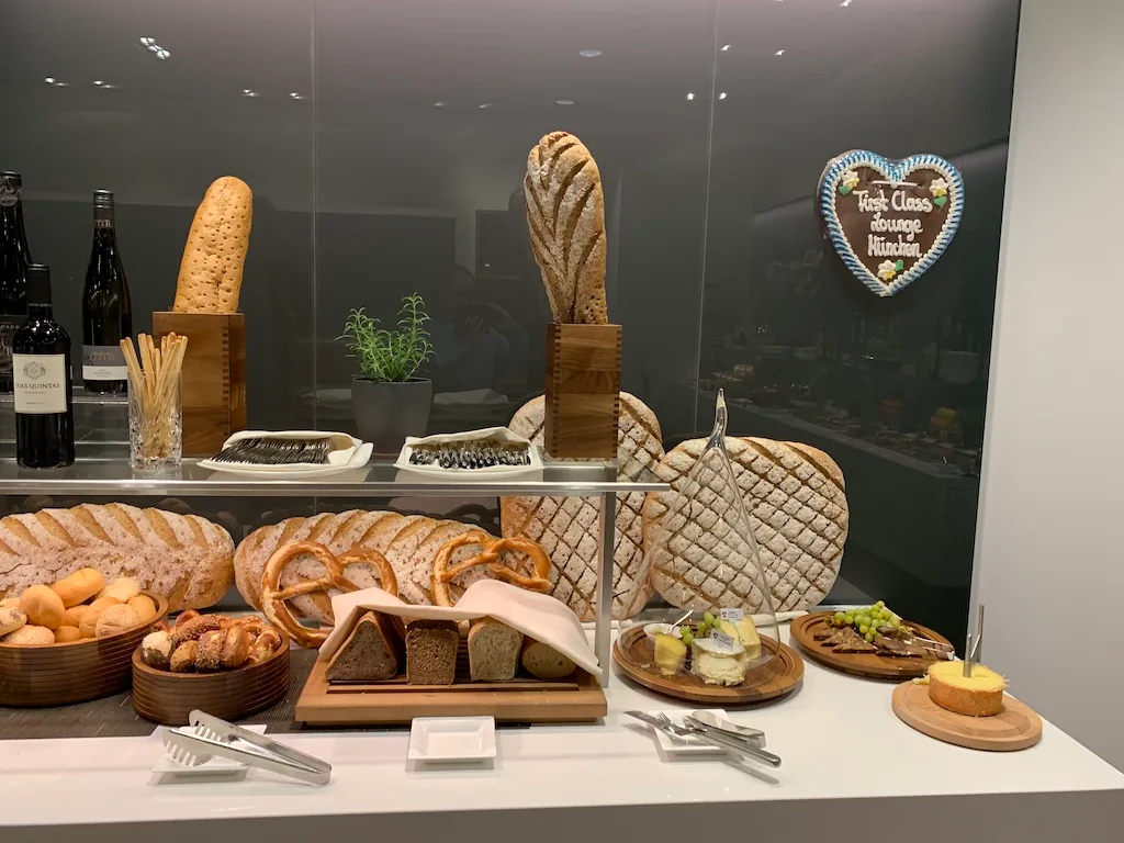 Brot- und Käsebuffet im Lufthansa First Class Lounge München