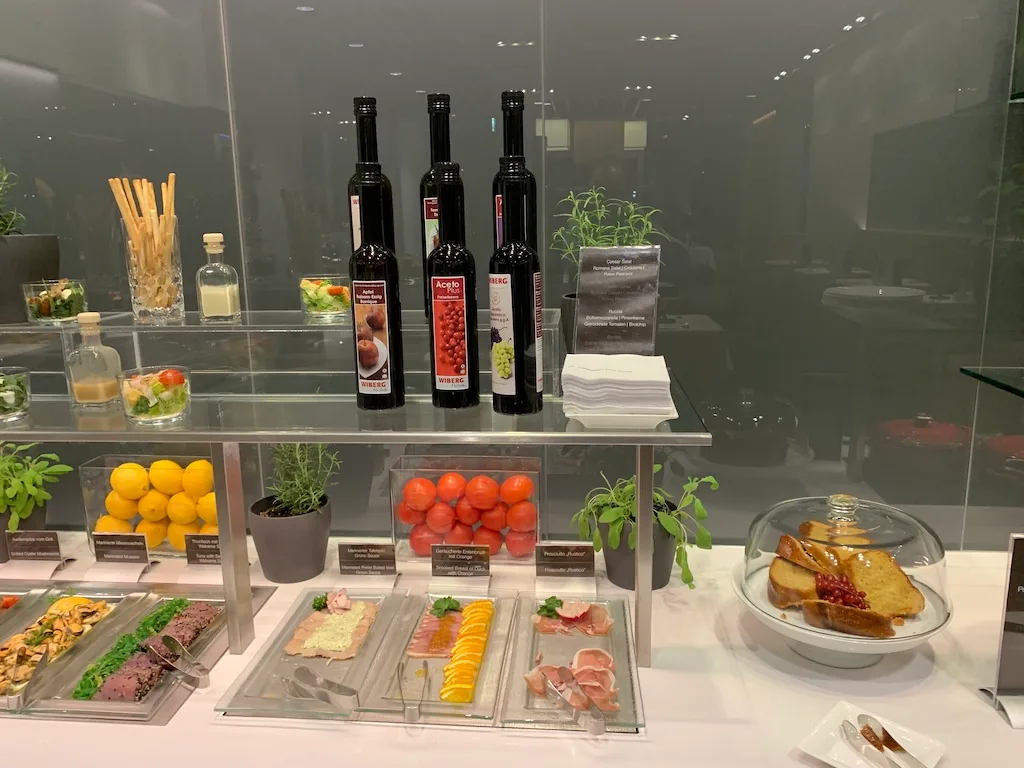 Lufthansa First Class Lounge München mit Snacks und Olivenölflaschen