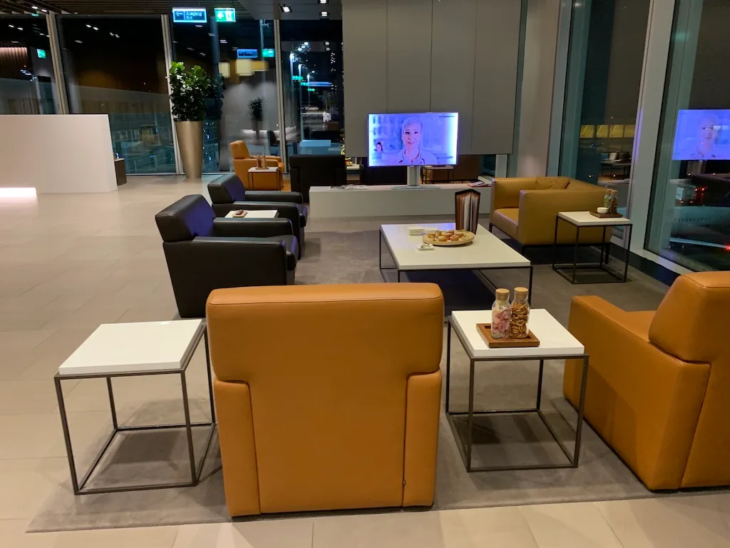 Lounge mit Sesseln und Couchen in warmen Farben