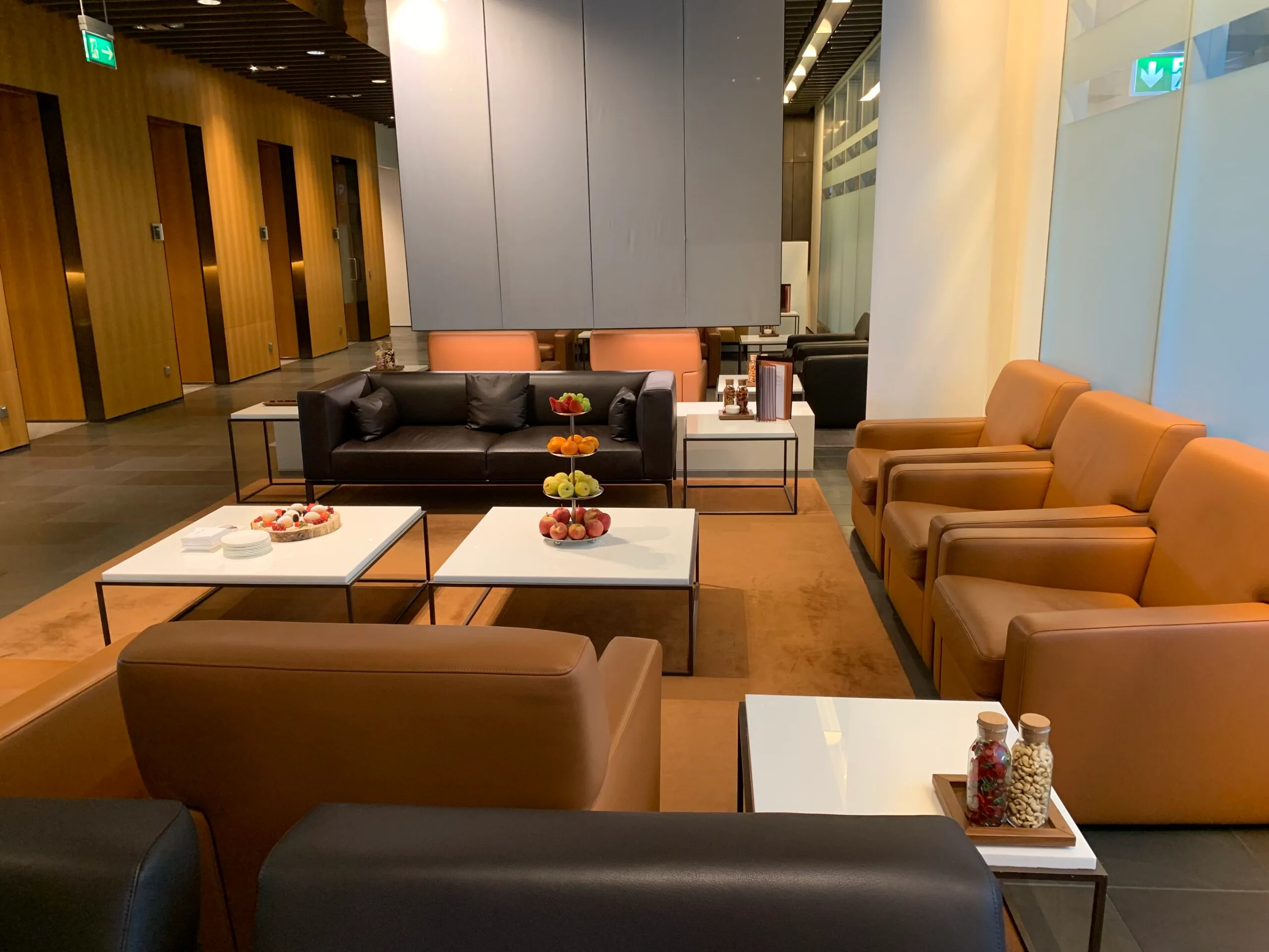 Lounge mit Sesseln und Couchen in warmen Farbtönen