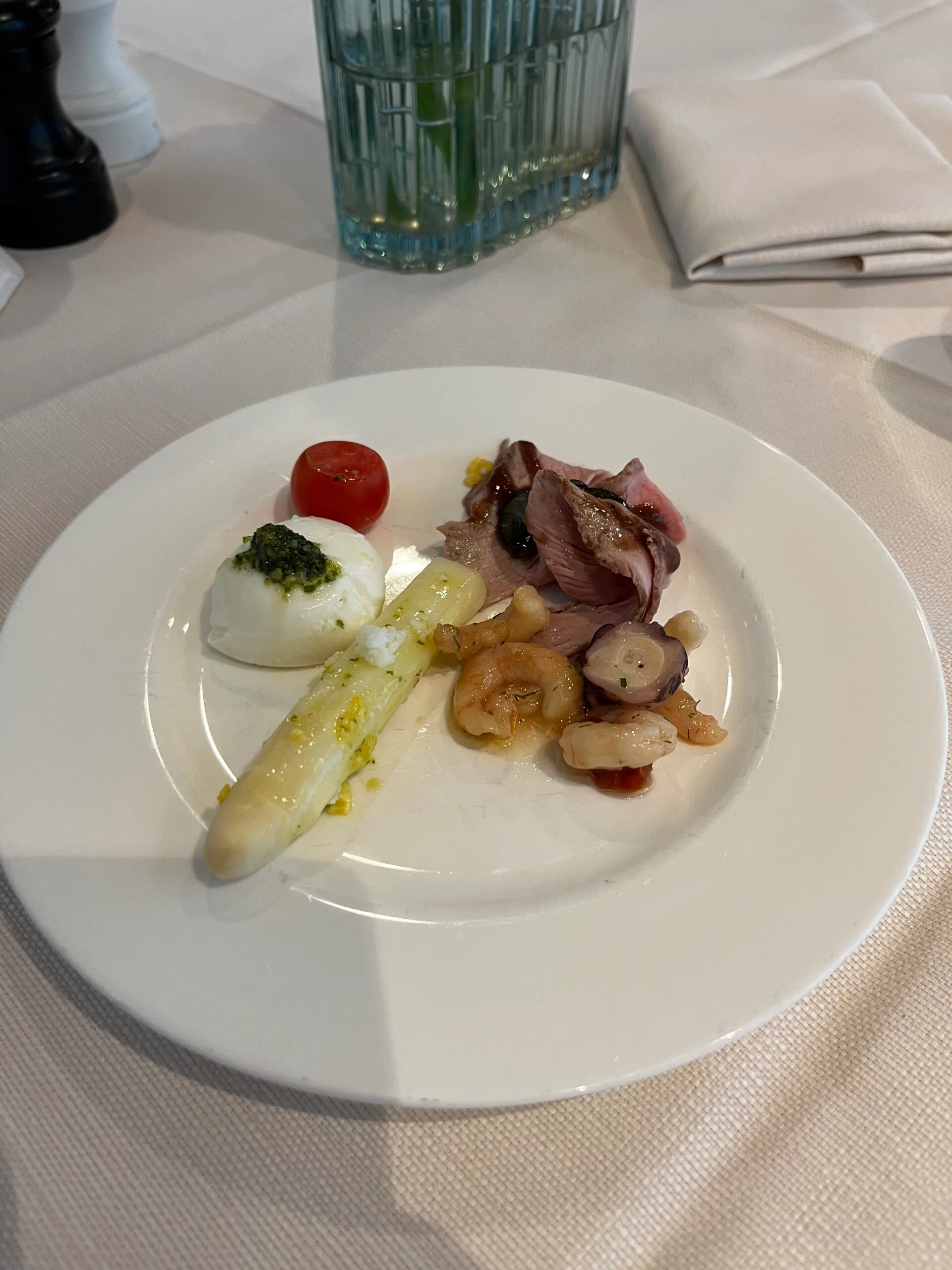 Teller mit Gemüse und Ei in First Class Lounge