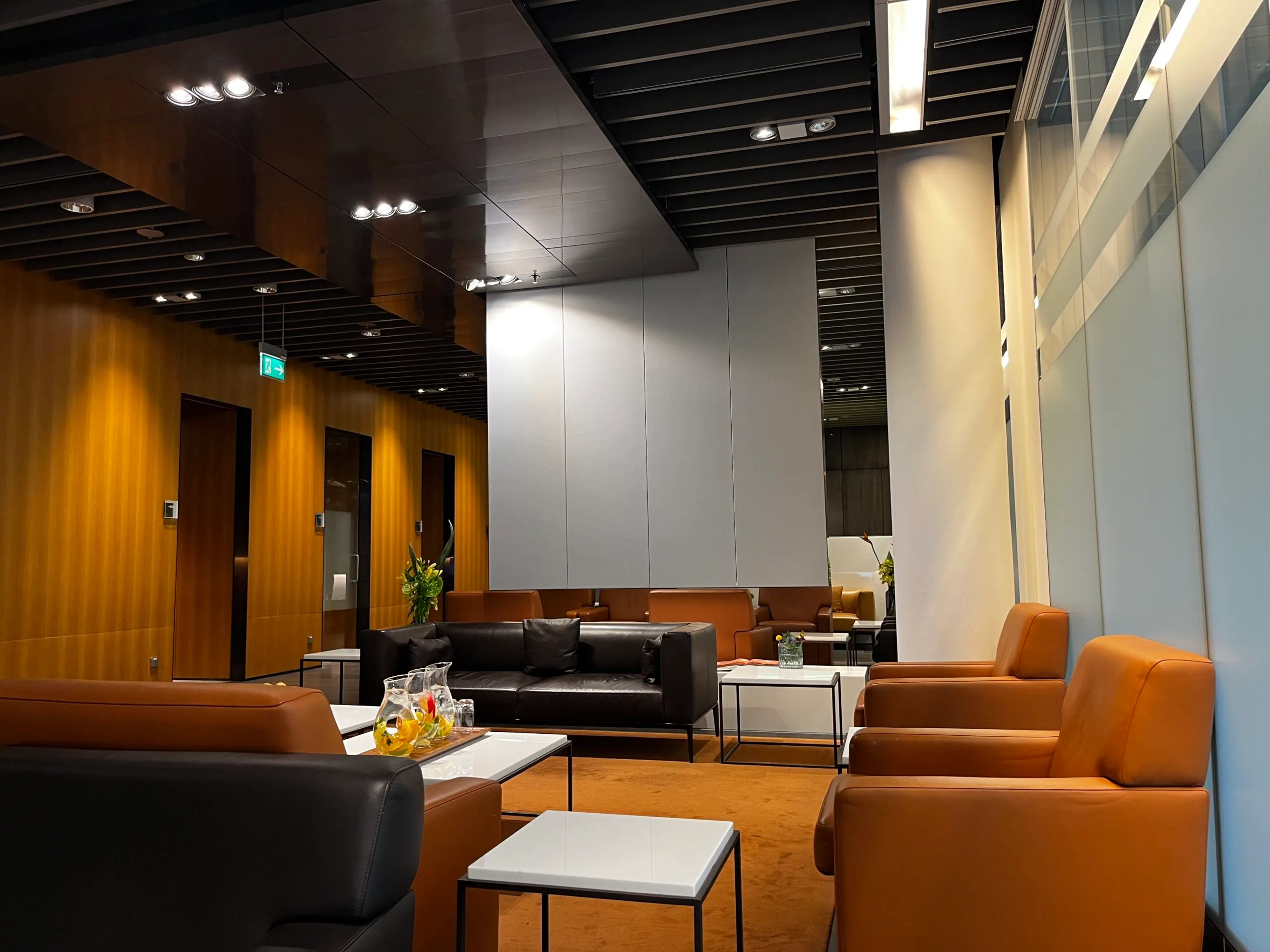 Lounge mit Sesseln und Couchen in warmen Farbtönen