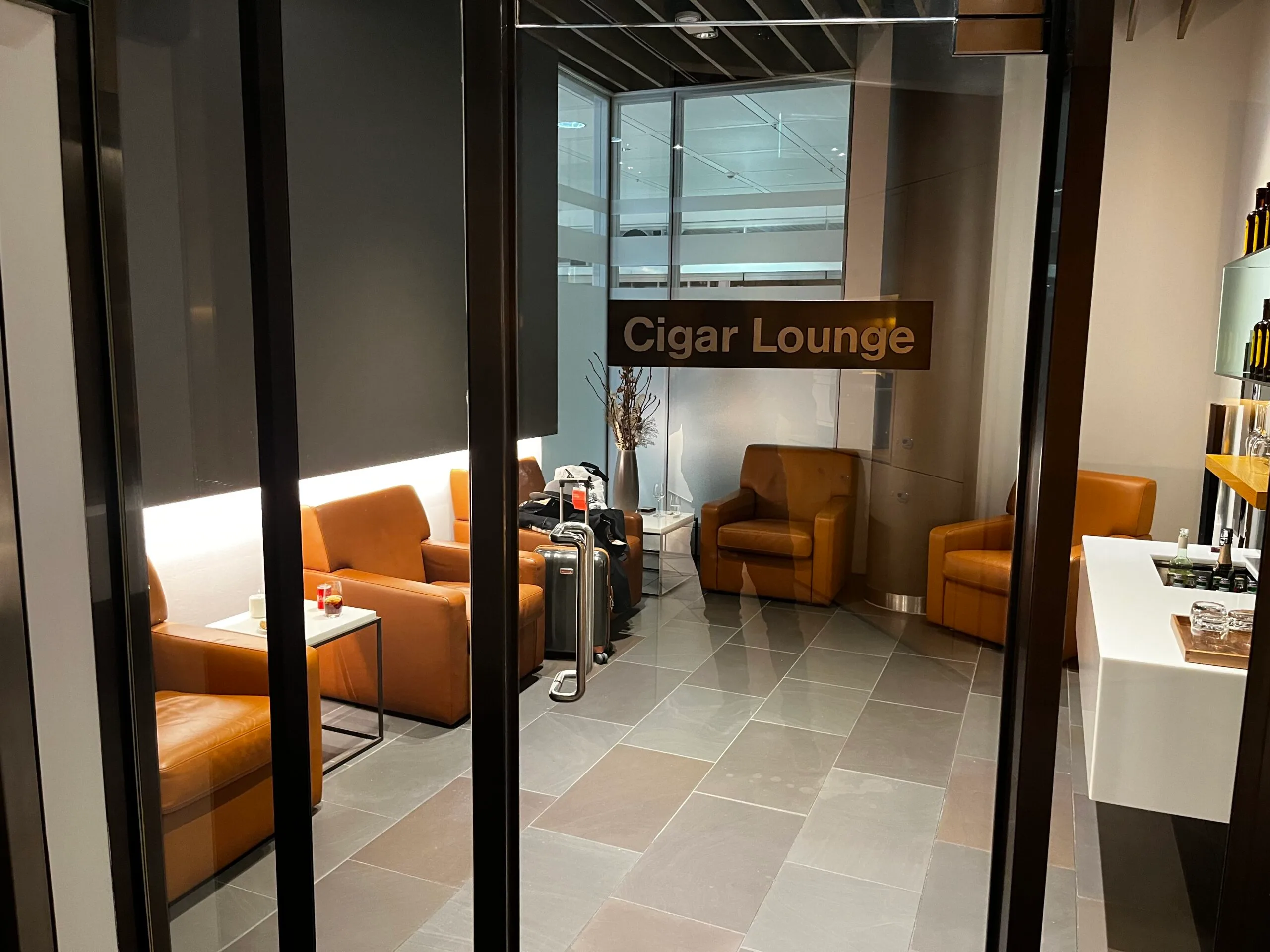Cigar Lounge mit Sesseln und Tischen
