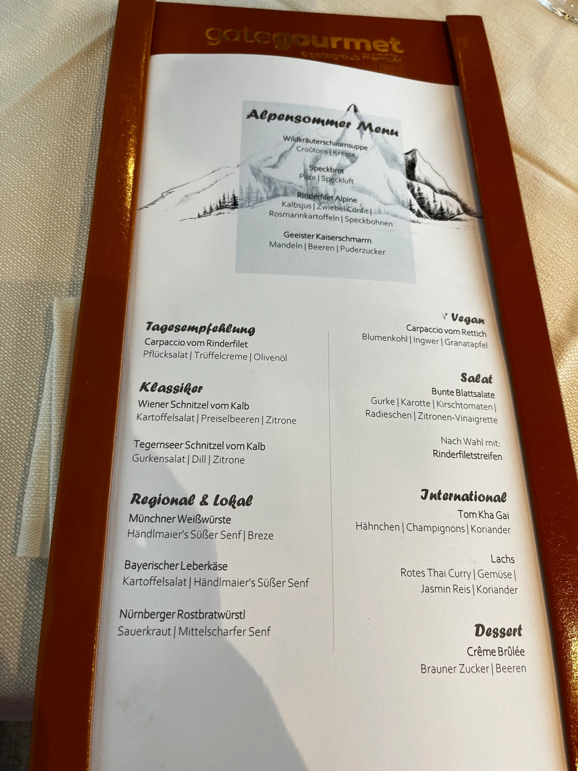 Kaffeemaschine und Getränke auf Holzregal