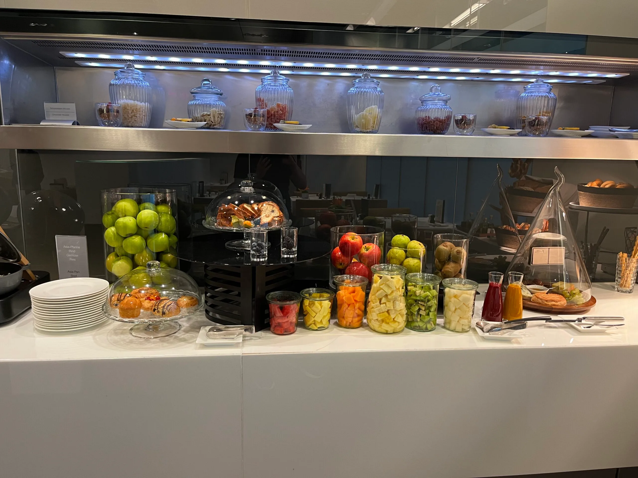 Frühstücksservice mit Obst, Nüssen und Getränken im Lufthansa First Class Lounge München