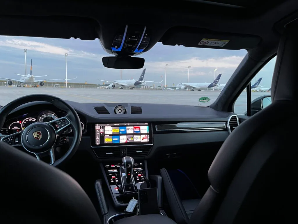 Porsche-Cabriolet im Flughafen mit Blick auf Flugzeuge