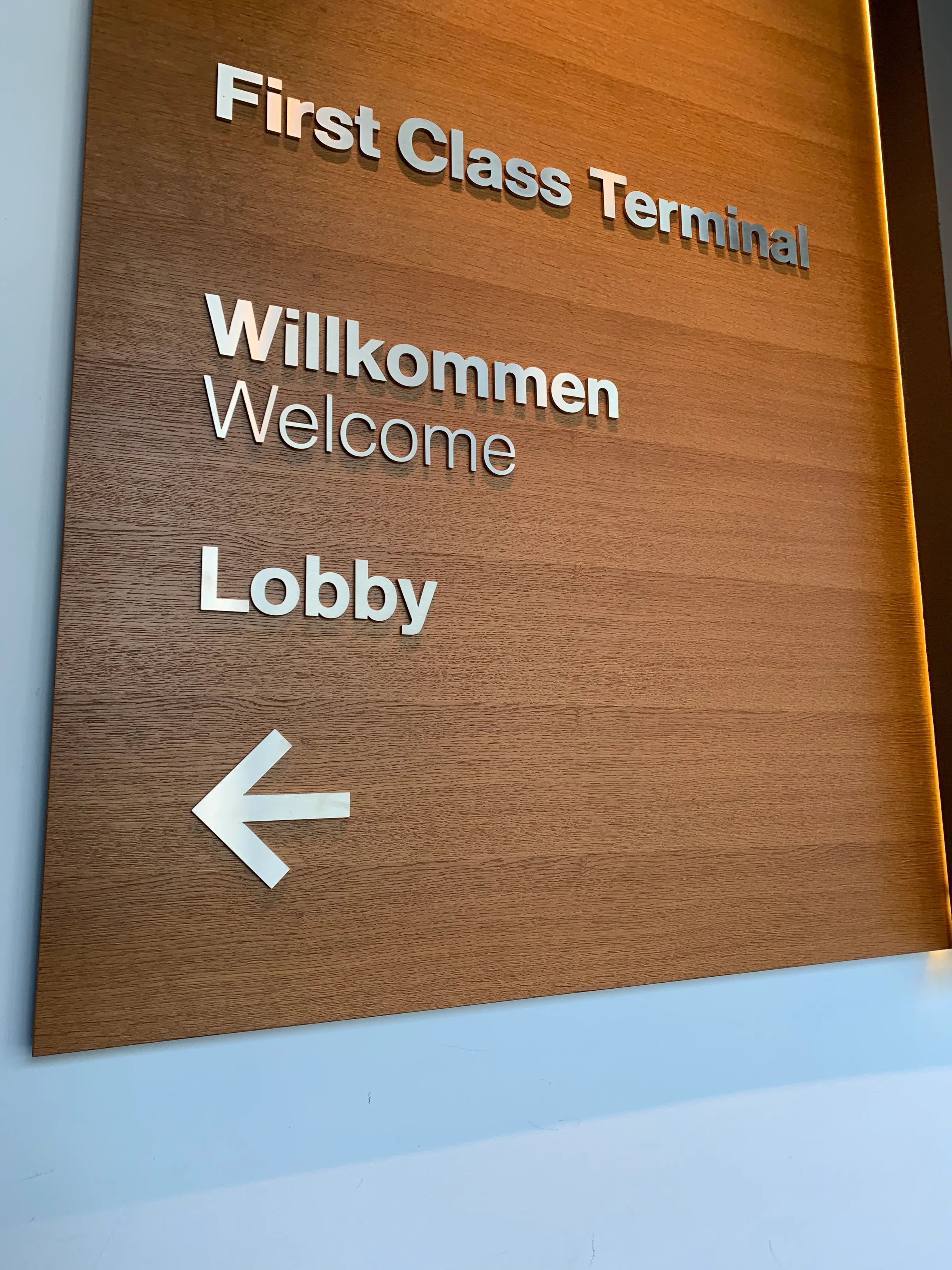 Eingangsschild zum First Class Terminal mit Willkommen-Worten auf Deutsch und Englisch