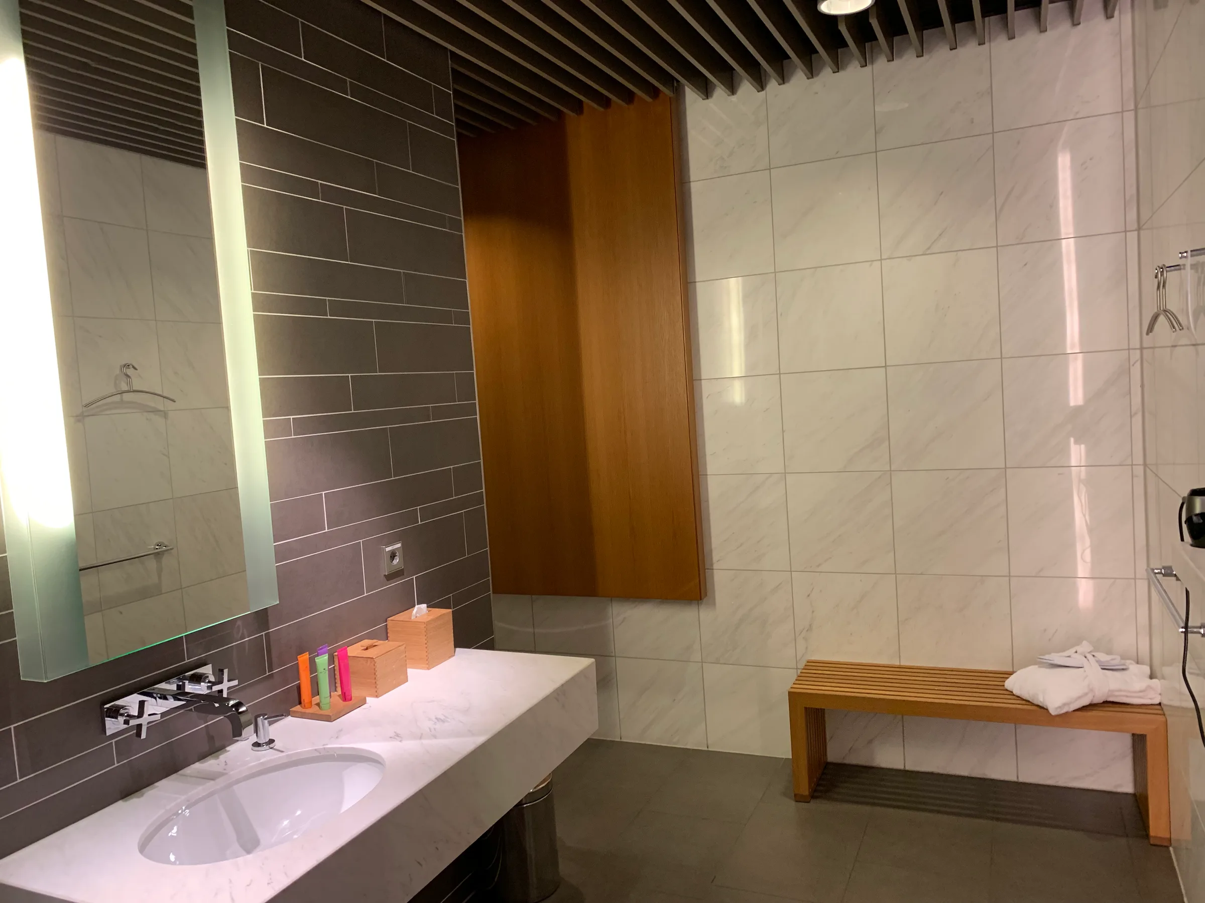 Moderne Badezimmer mit Waschbecken und Spiegel