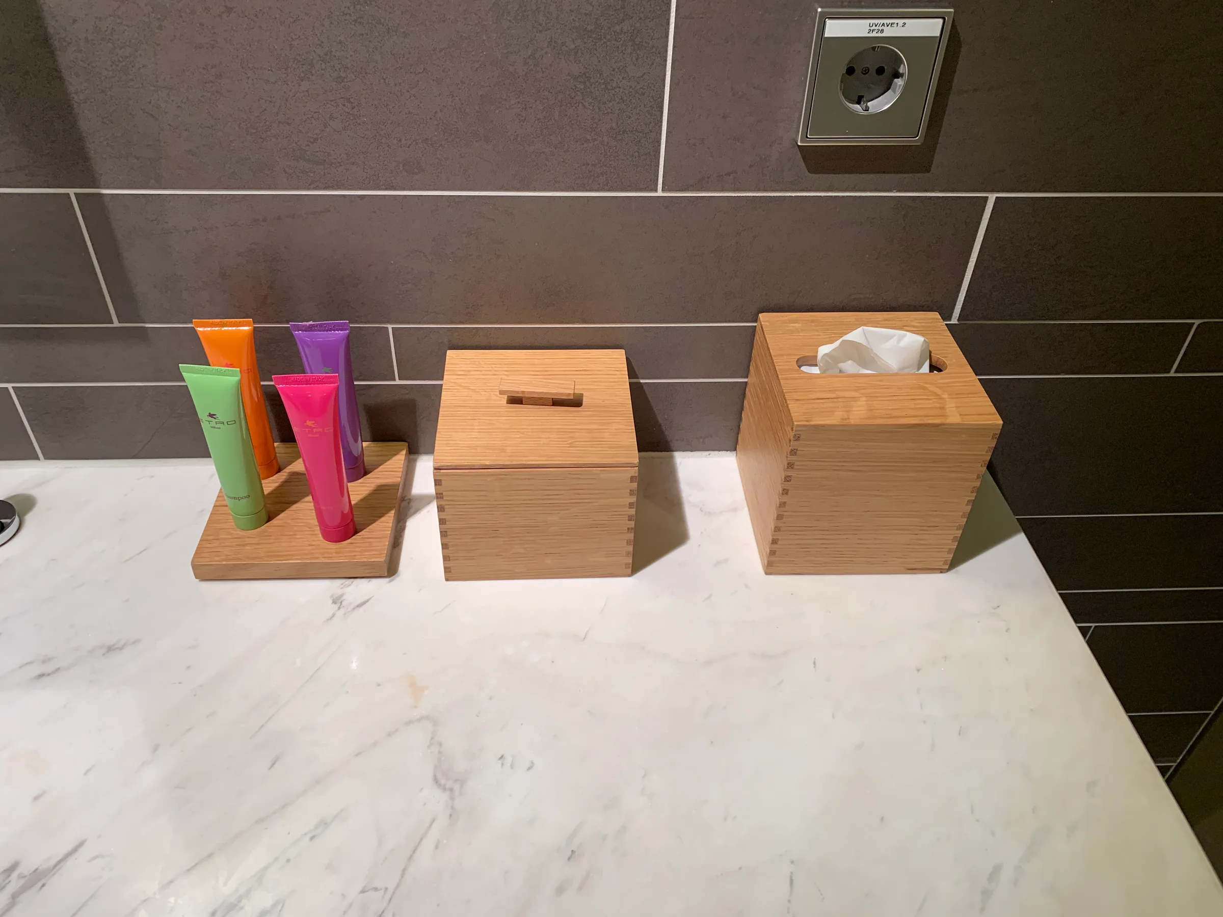 Badezimmereinrichtung mit Kosmetikflaschen und Holzboxen