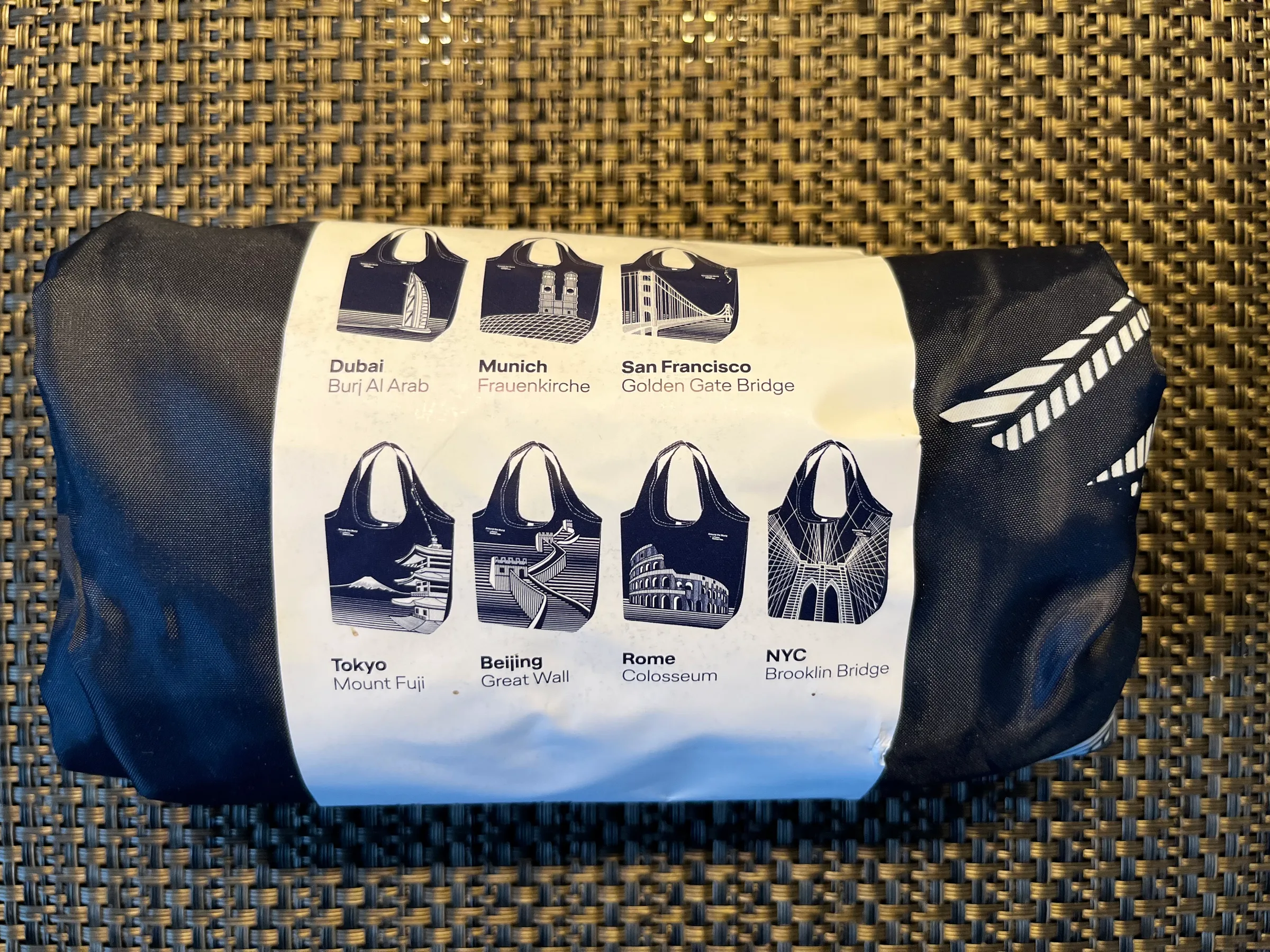 Reisetaschen mit weltweiten Sehenswürdigkeiten