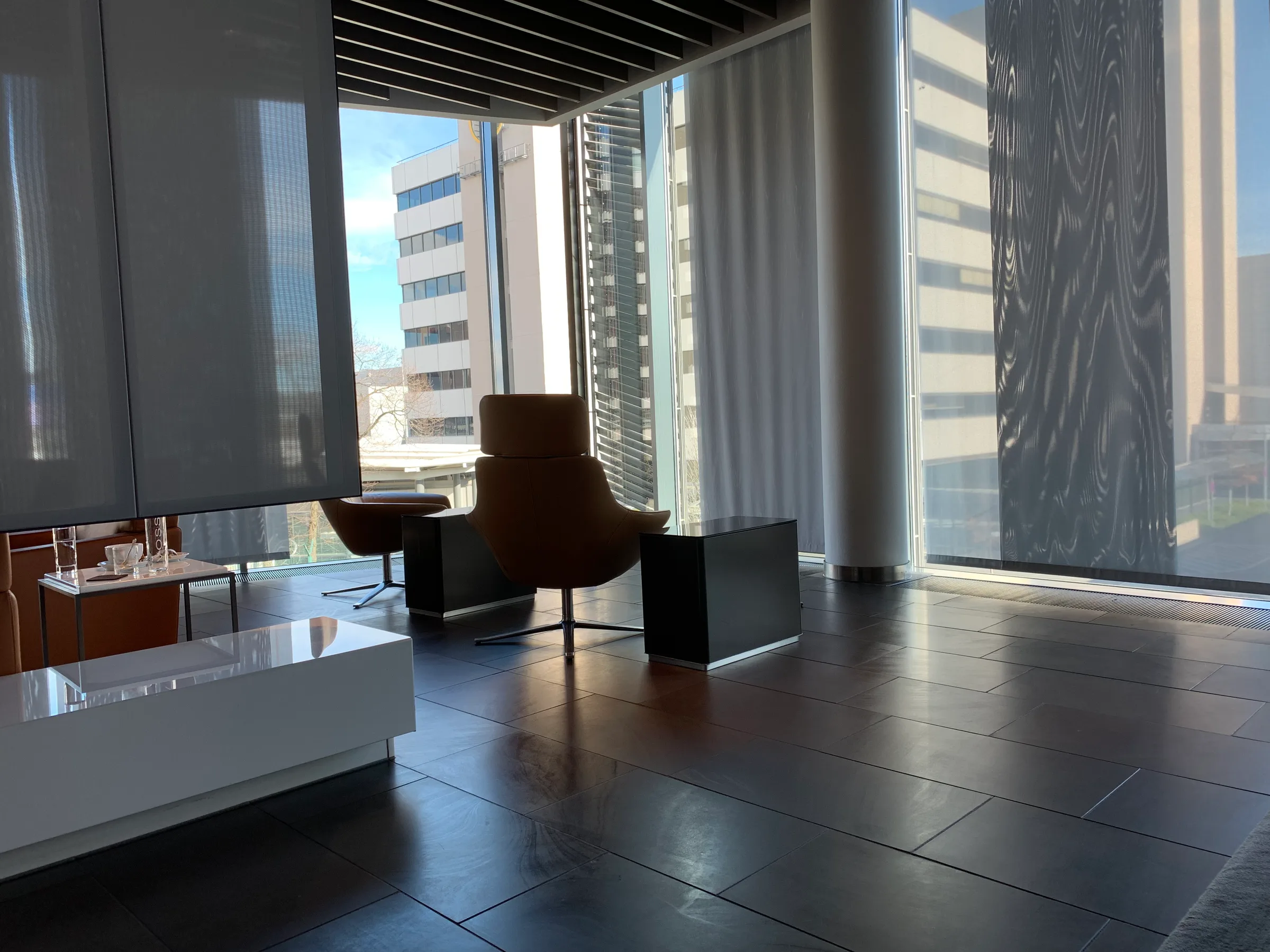 Lounge mit Sessel und Couch im modernen Design