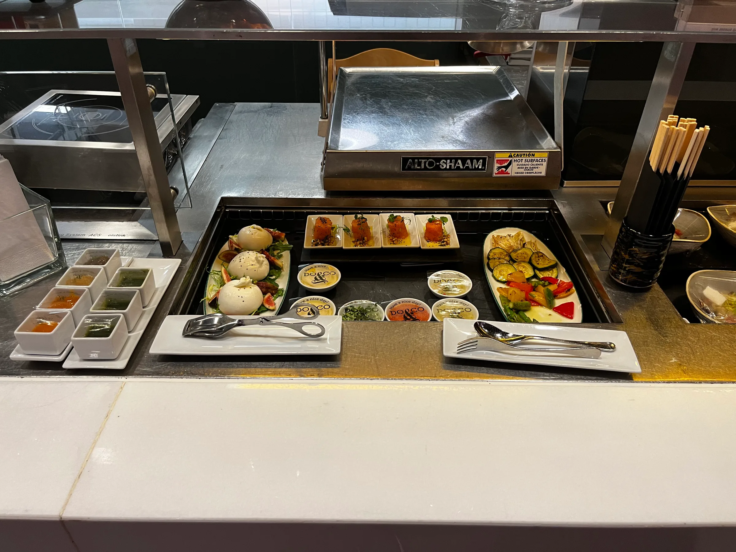 Loungebuffet mit verschiedenen Gerichten und Beilagen