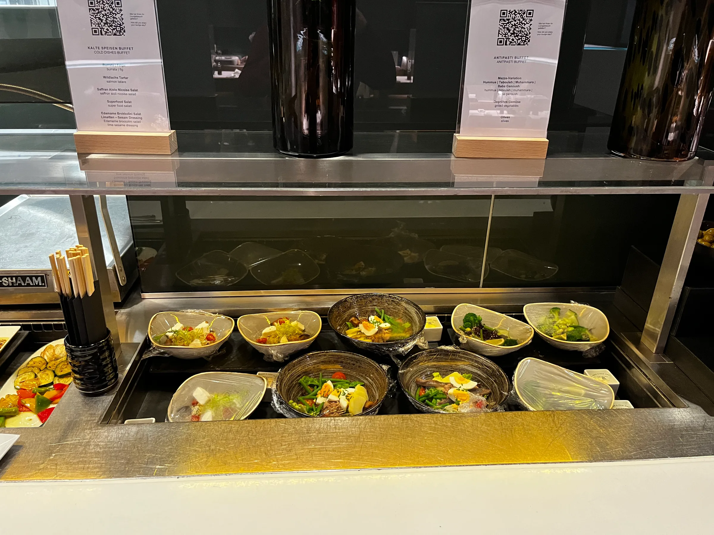 Kühlspeisenbuffet mit verschiedenen Salaten und Beilagen