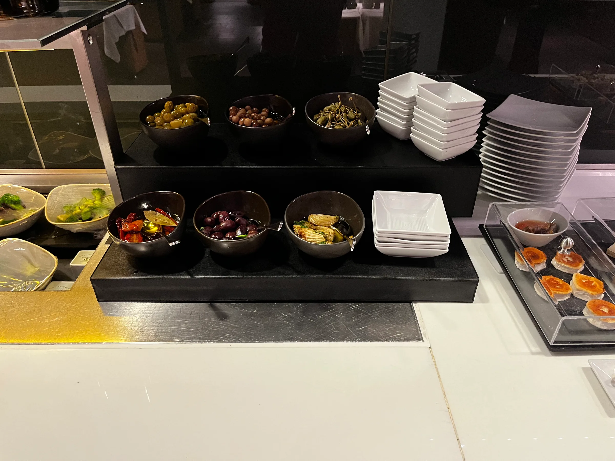 Buffet mit Oliven und Snacks auf schwarzem Tisch