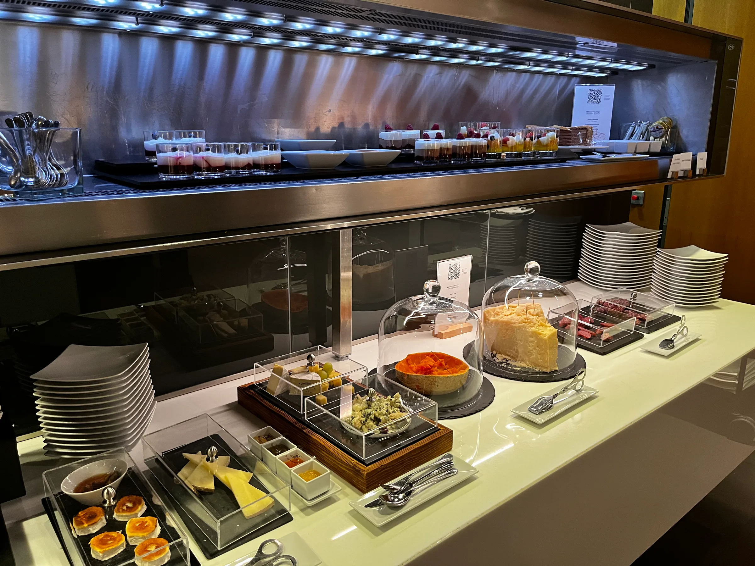 Loungebuffet mit Käse, Kuchen und Desserts