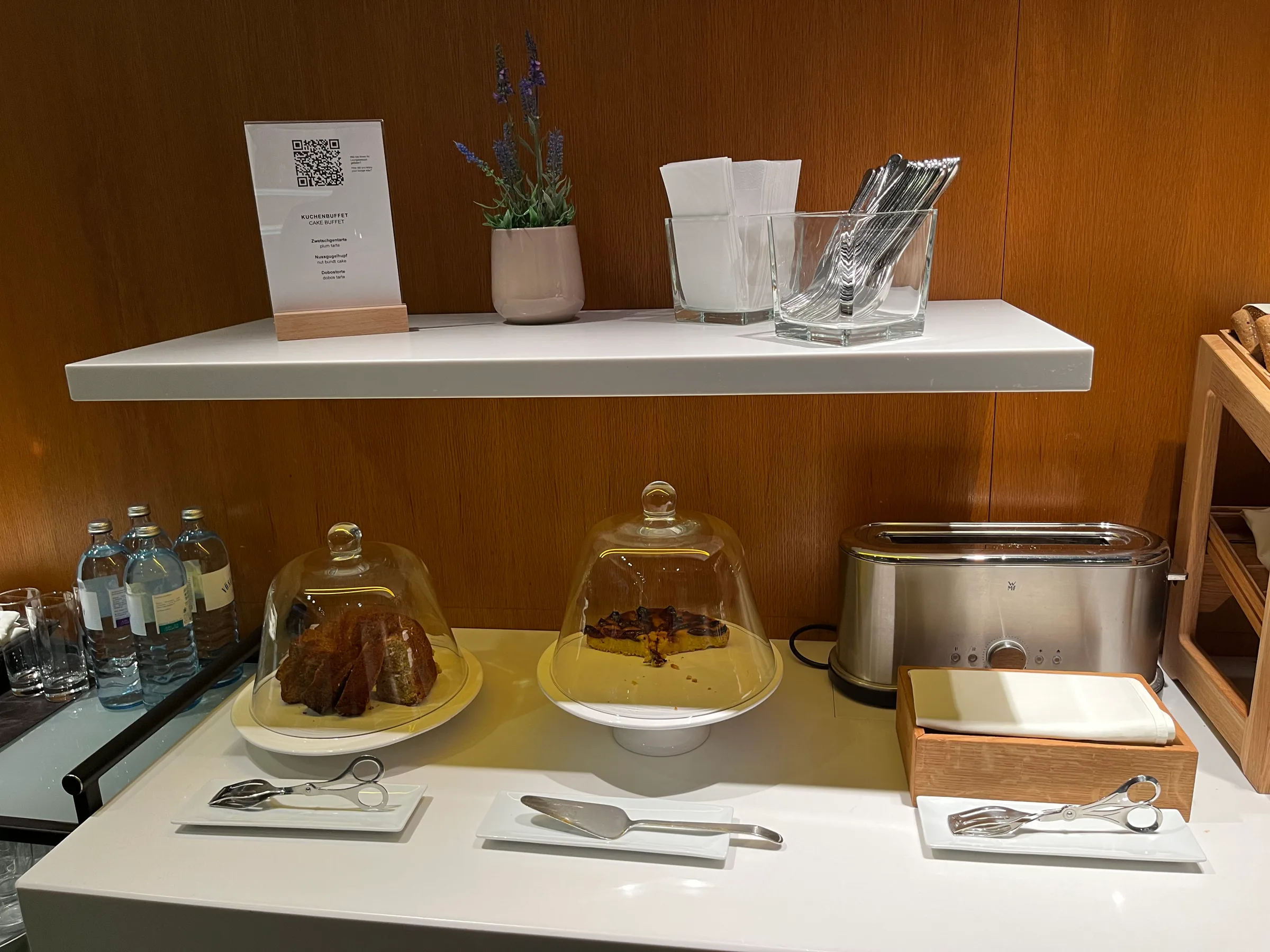 Lounge-Tisch mit Kuchen, Toaster und Besteck