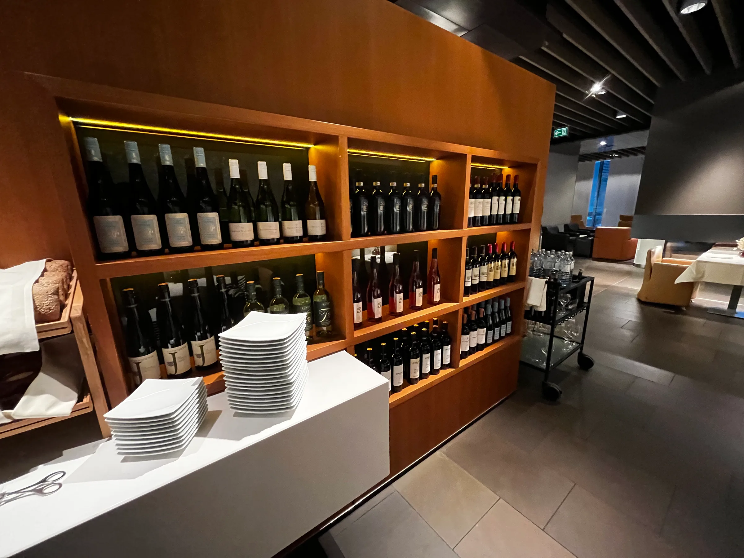 Winevitrine mit verschiedenen Flaschen im Flughafenlounge