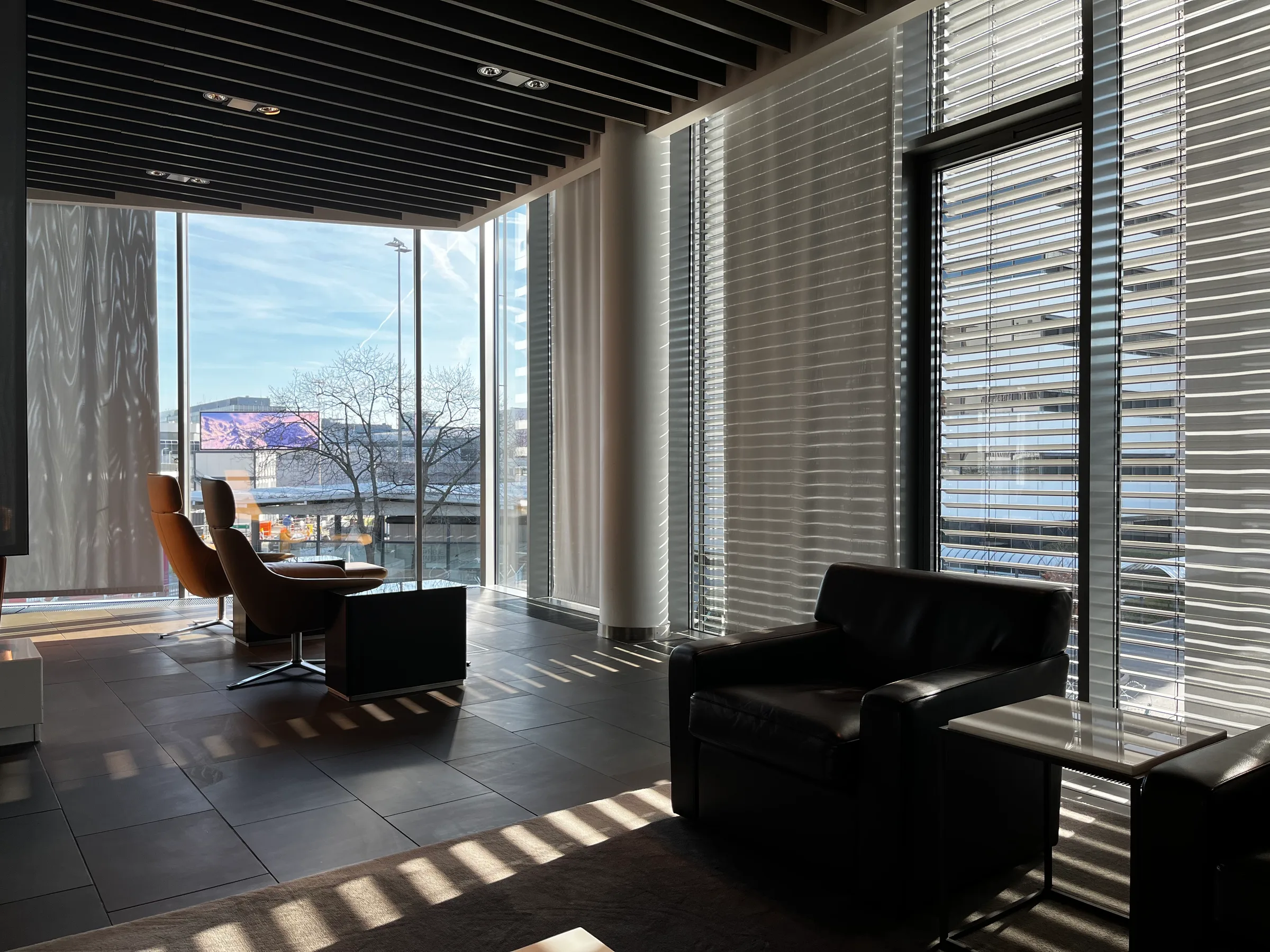 Lounge mit Sesseln und Couch im modernen Design