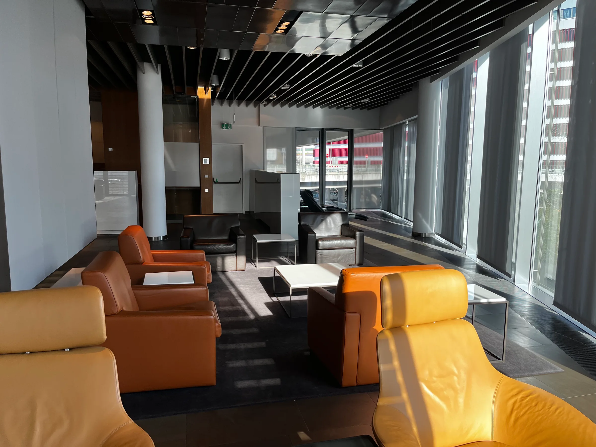 Lounge mit Sesseln und Couchen in warmen Farben