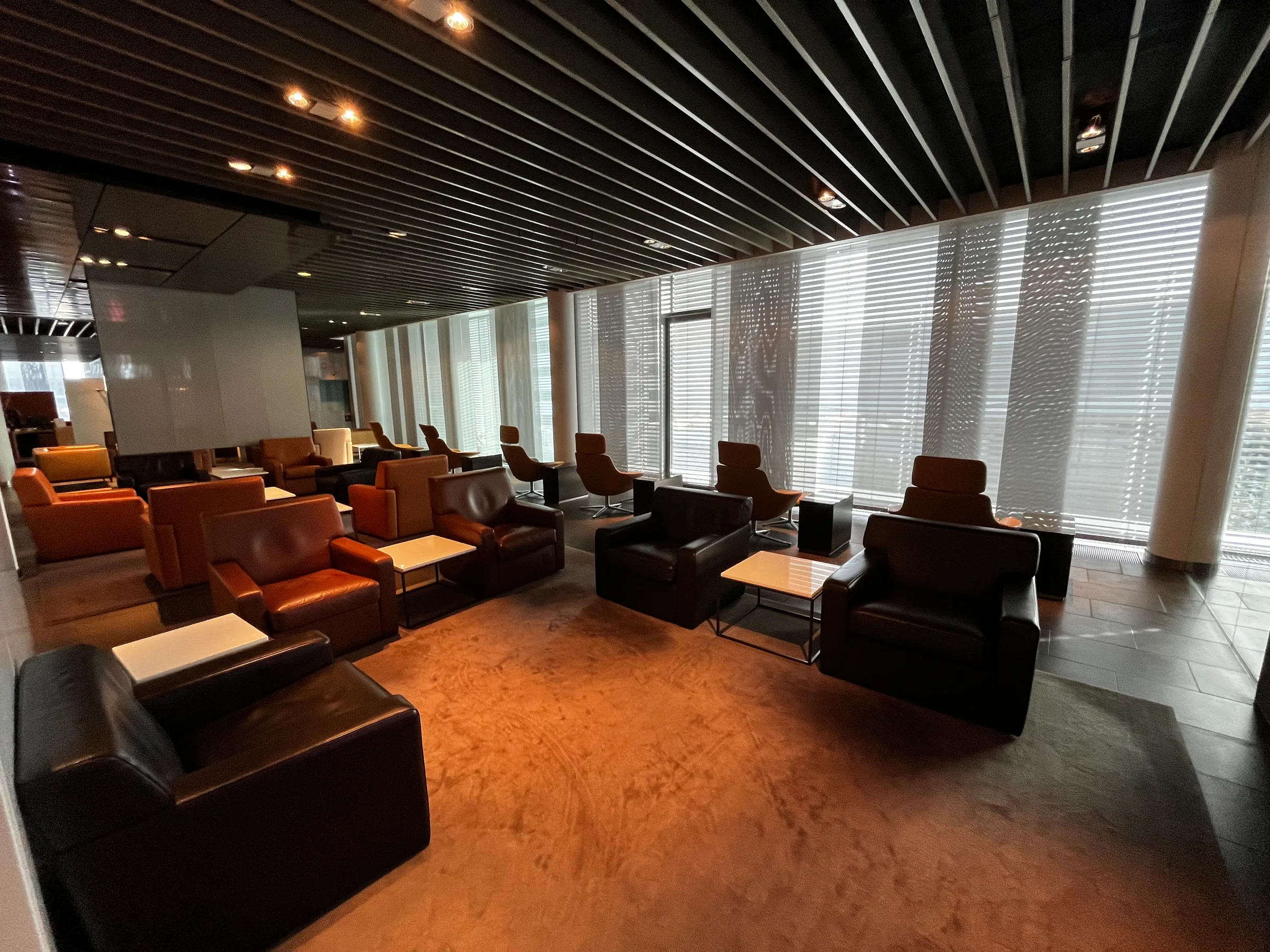 Lounge mit Sesseln und Couchen in warmen Farbtönen