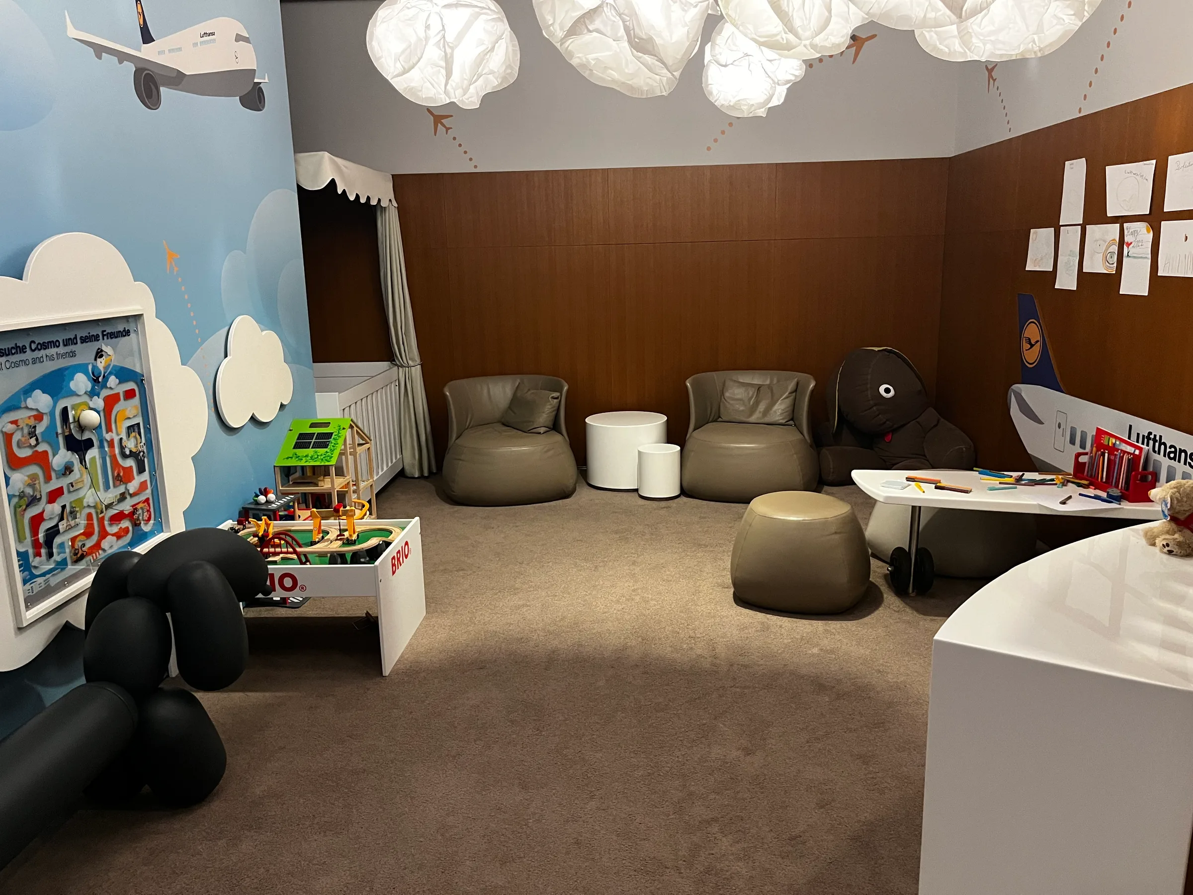 Kindertagesraum mit Sitzmöbeln und Spielzeug
