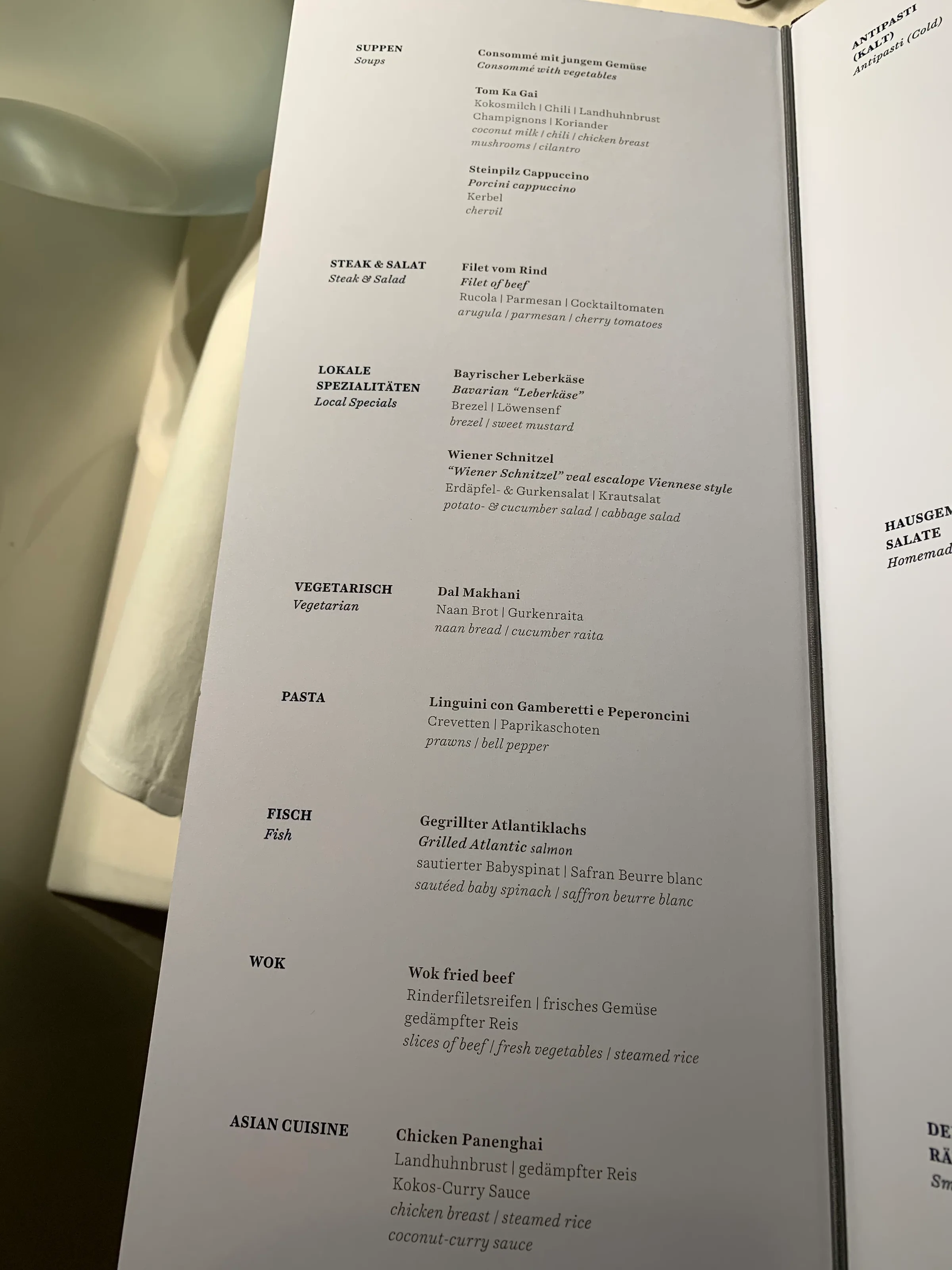 Speisekarte mit verschiedenen Gerichten wie Suppen, Steak & Salat, Pasta, Fisch und asiatischen Speisen