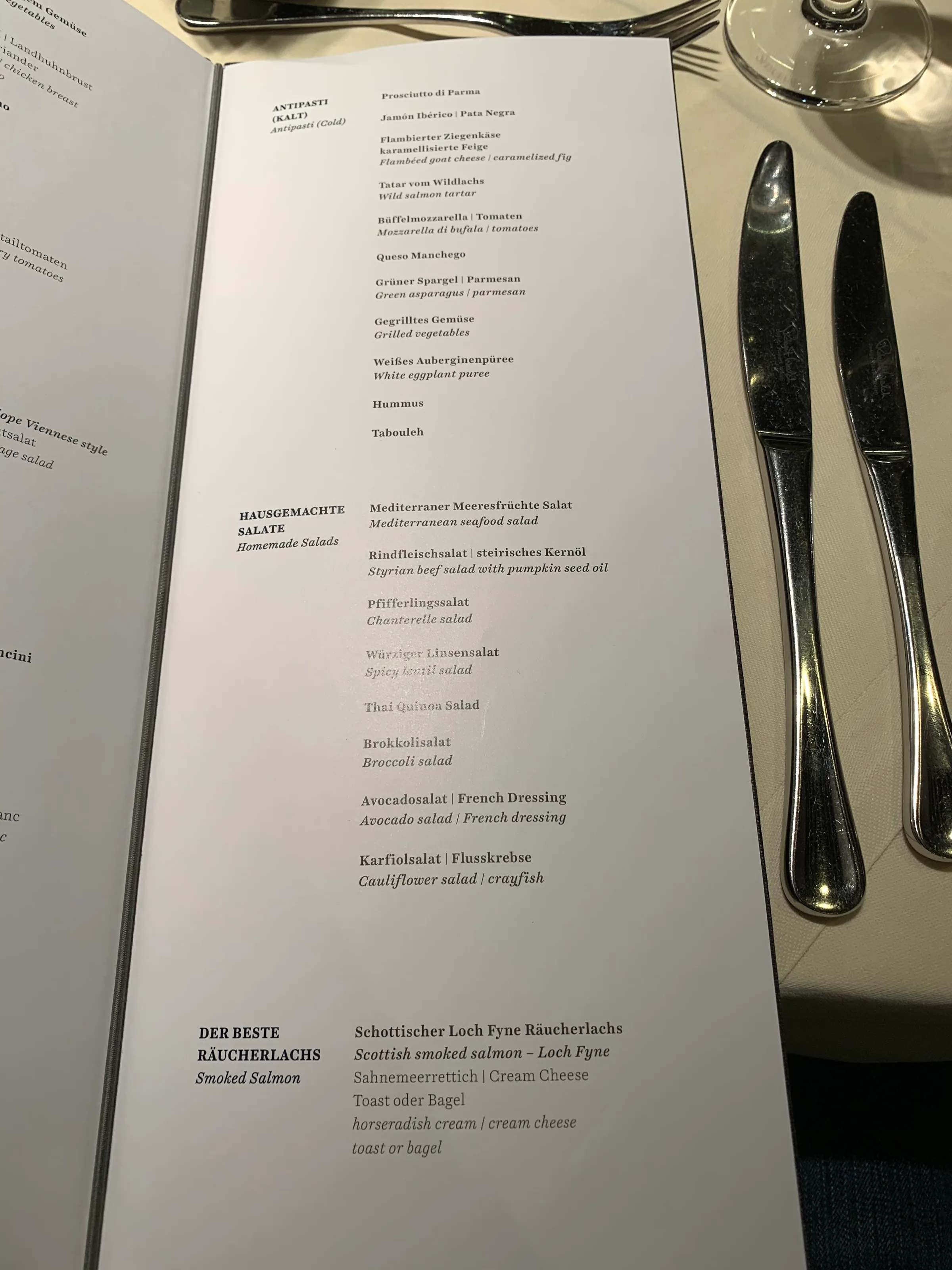 Speisekarte mit Antipasti und Hausgemachten Salaten