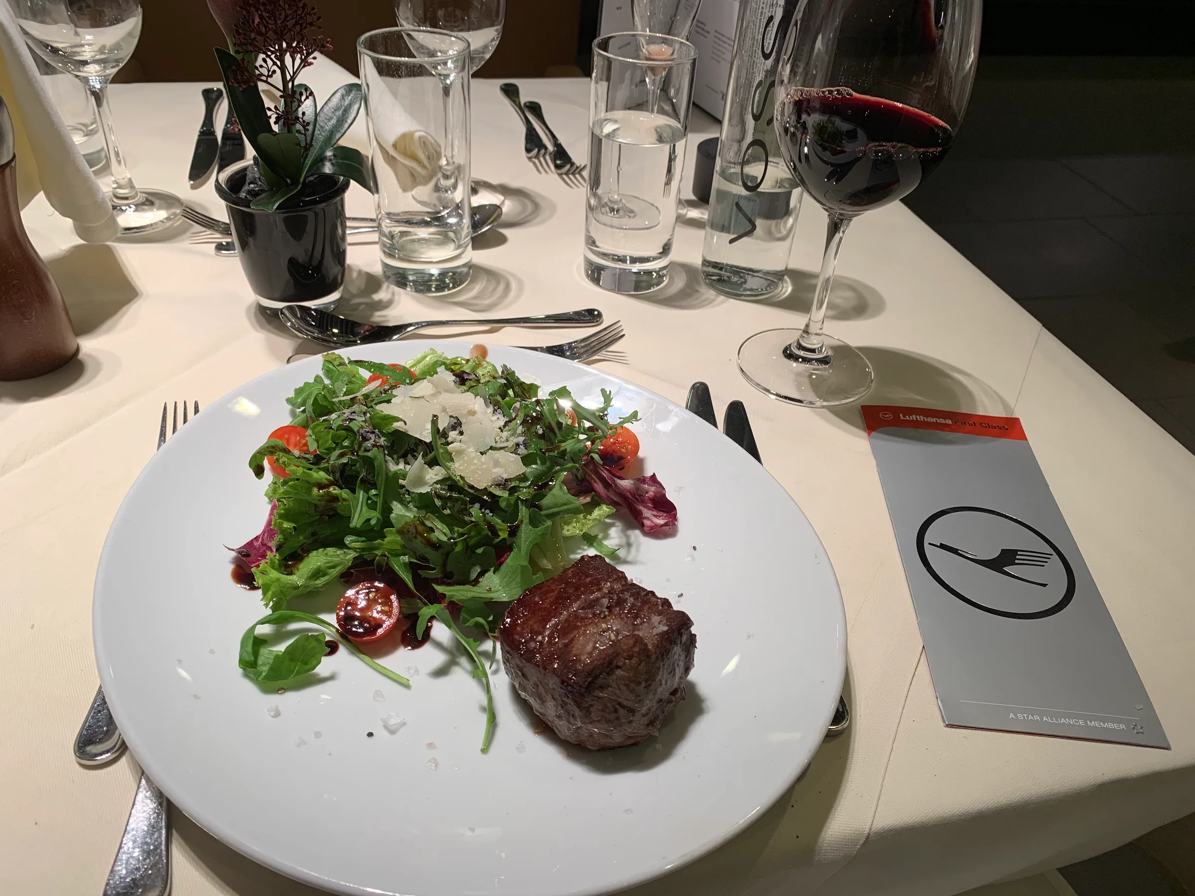 Lufthansa First Class Terminal Essen mit Salat und Steak