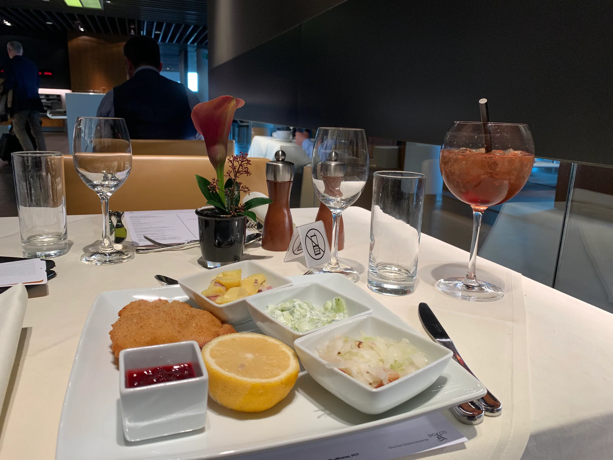 Lufthansa First Class Terminal Tisch mit Speisen und Getränken